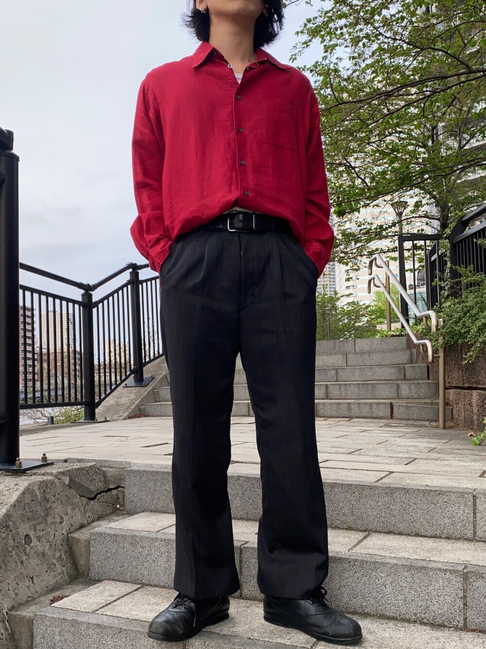 レッド系のシャツ/ブラウス、ブラック系のスラックス、ブラック系のスニーカーを着用したメンズの夏コーディネートの1枚目の写真