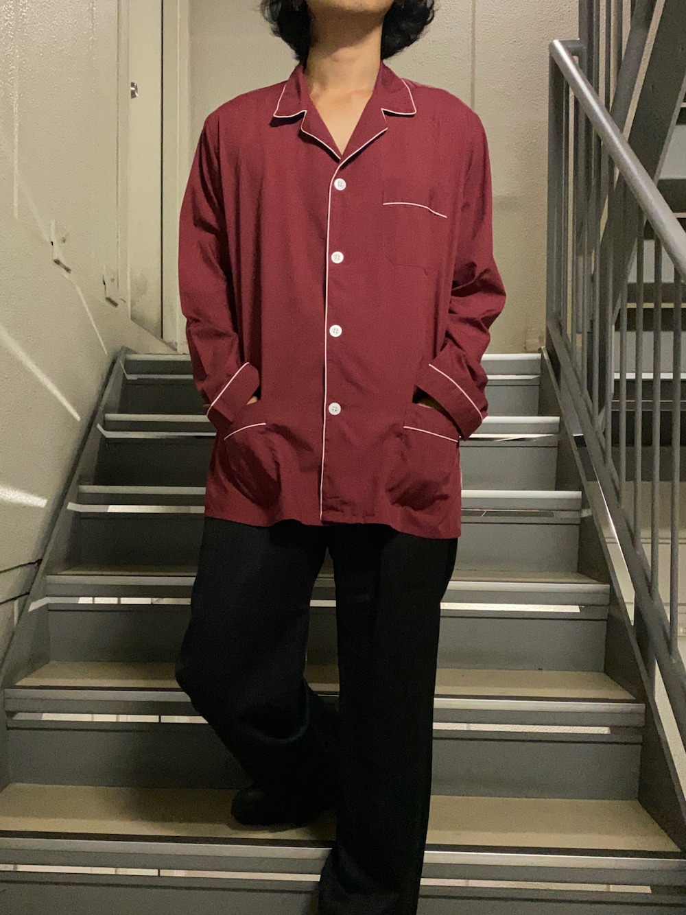 レッド系のシャツ/ブラウス、ブラック系のスラックス、ブラック系のスニーカーを着用したメンズの夏コーディネートの1枚目の写真