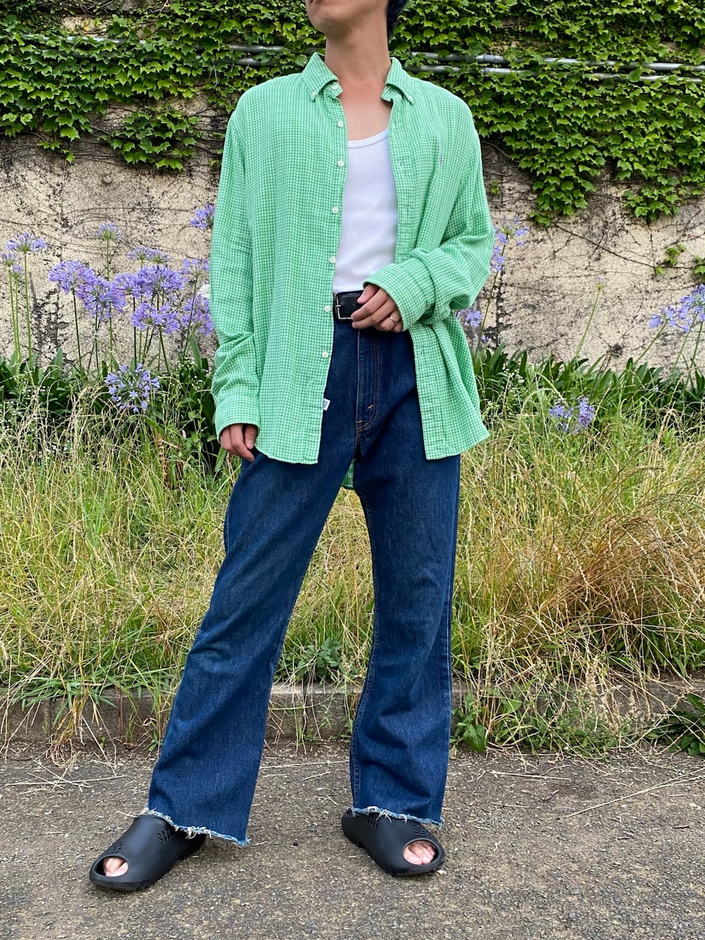 グリーン系のシャツ/ブラウス、ブルー系のデニムパンツを着用したメンズの夏コーディネートの1枚目の写真