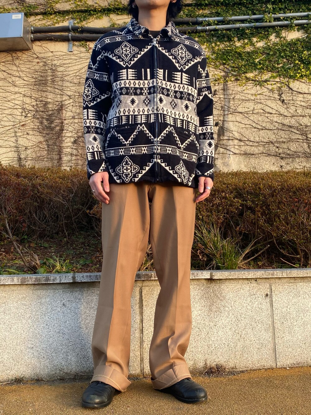 ブルー系のジャケット/アウター、ブラウン系のパンツ、ブラック系のスニーカーを着用したメンズの冬コーディネートの1枚目の写真