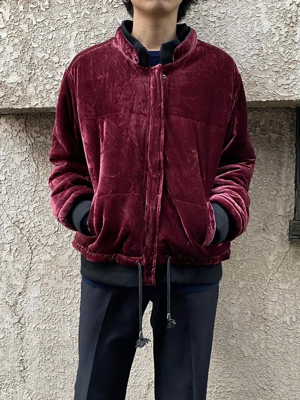 レッド系のジャケット/アウター、ブラック系のスラックスを着用したメンズの冬コーディネートの1枚目の写真