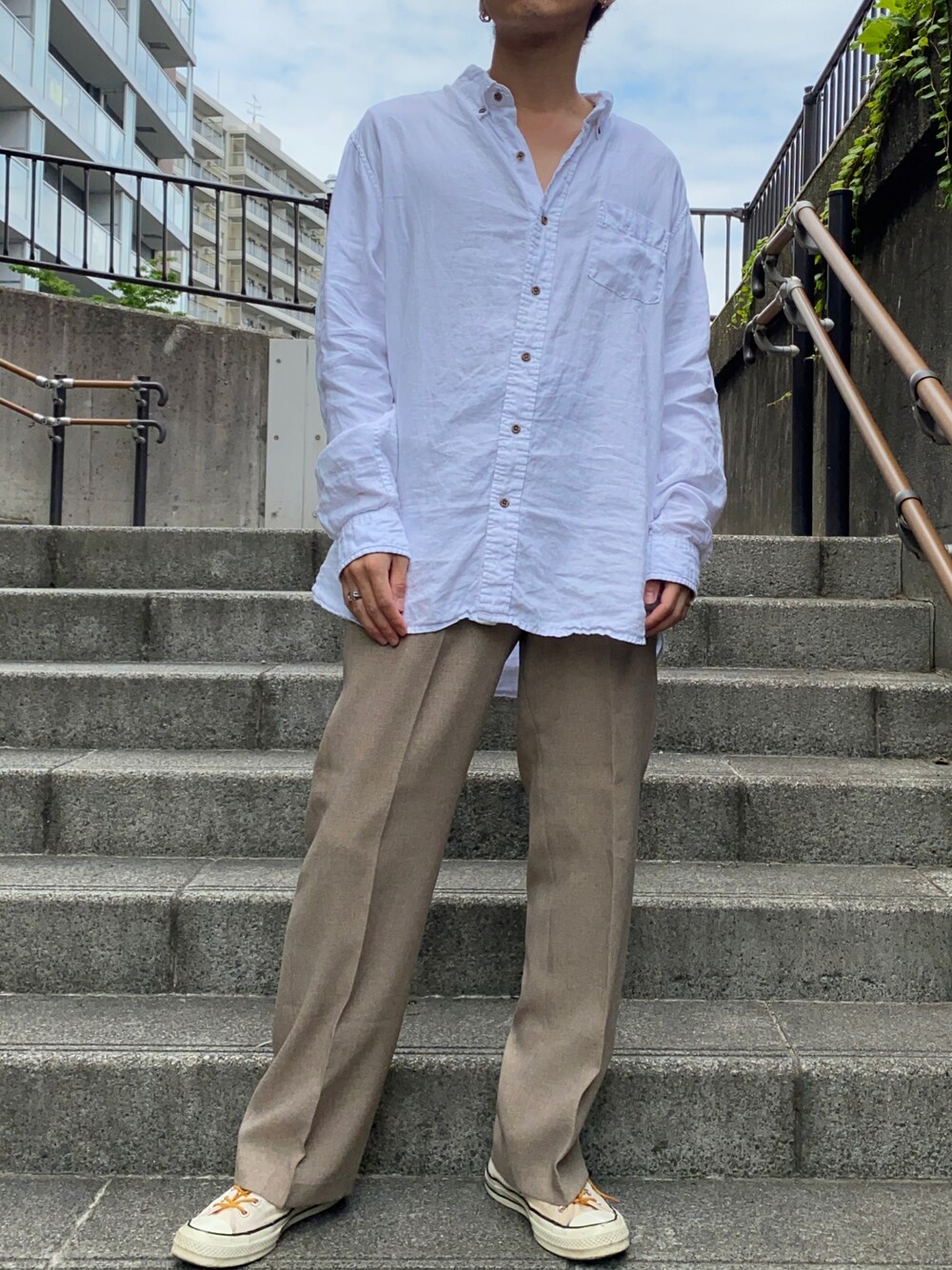 ホワイト系のシャツ/ブラウス、ベージュ系のスラックス、イエロー系のスニーカーを着用したメンズの夏コーディネートの1枚目の写真