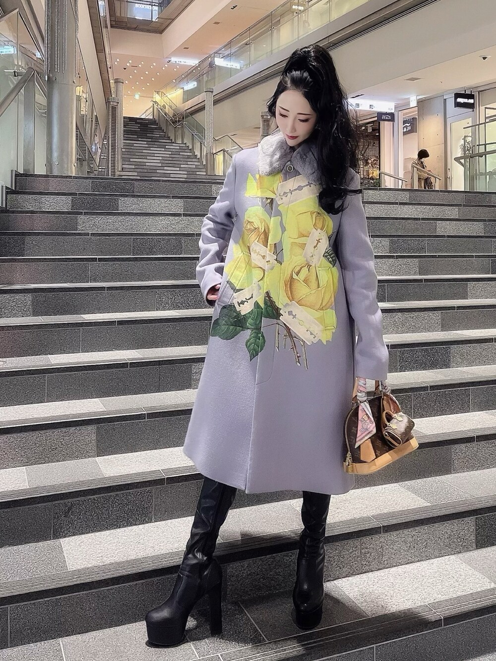 「LIVE、undercover、LouisVuitton、低身長、パステル映える春、大人ガーリー、春コーデ、休日コーデ、ootd、表参道、ブーツ、花柄、黒髪、キレイめ、コート」｜「UNDERCOVERのアイテム（ジャケット/アウター、ブルー系）」を使った、マキシロさん（レディース・155cm）の冬コーディネートの1枚目の写真