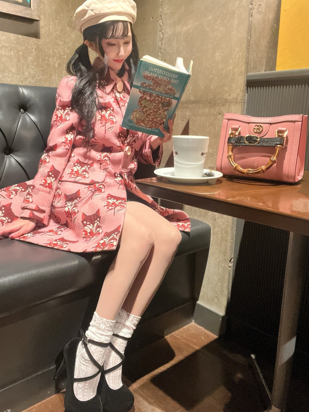 「春コーデ、今日のコーデ、低身長コーデ、おでかけコーデ、猫、靴下 × サンダル、パンプス、ピンク、ベレー帽、カフェ、GUCCI、MIUMIU、女の子コーデ、帽子、コート」｜「Darichのアイテム（ハンチング/ベレー帽、ベージュ系）」を使った、マキシロさん（レディース・155cm）の冬コーディネートの1枚目の写真