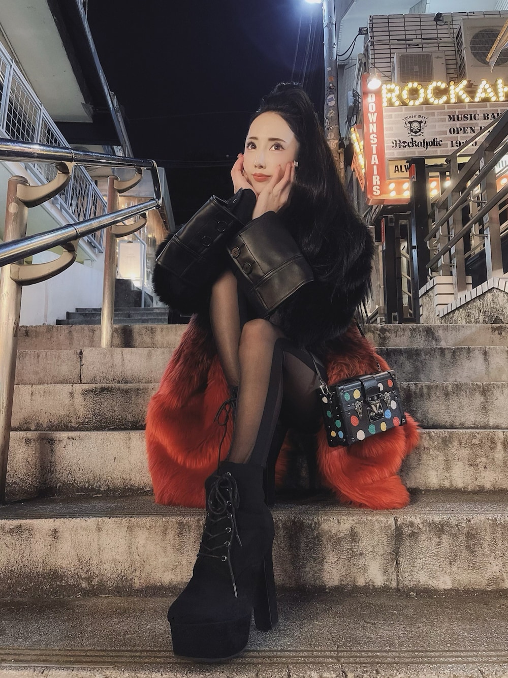 「ファーコート、草間彌生、LouisVuitton、渋谷、冬コーデ、アウター、カラフル、undercover、赤、黒、低身長女子、厚底シューズ、タイツ」｜「UNDERCOVERのUNDERCOVER 2022年秋冬コレクション（ノーカラーコート、レッド系）」を使った、マキシロさん（レディース・155cm）の冬コーディネートの1枚目の写真