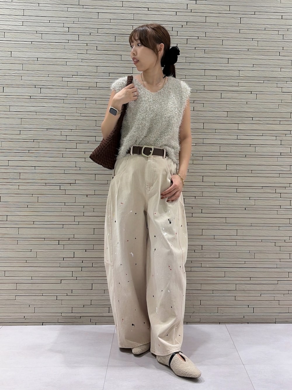 ベージュ系のニット/セーター、ベージュ系のその他パンツ、ブラウン系のトートバッグを着用したレディースの秋コーディネートの1枚目の写真