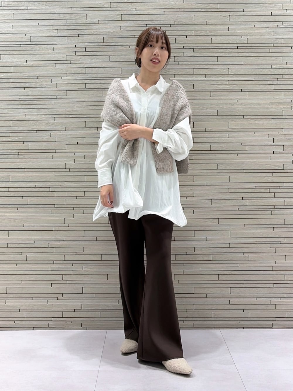 ホワイト系のシャツ/ブラウス、ベージュ系のニット/セーター、ブラウン系のその他パンツを着用したレディースの秋コーディネートの1枚目の写真
