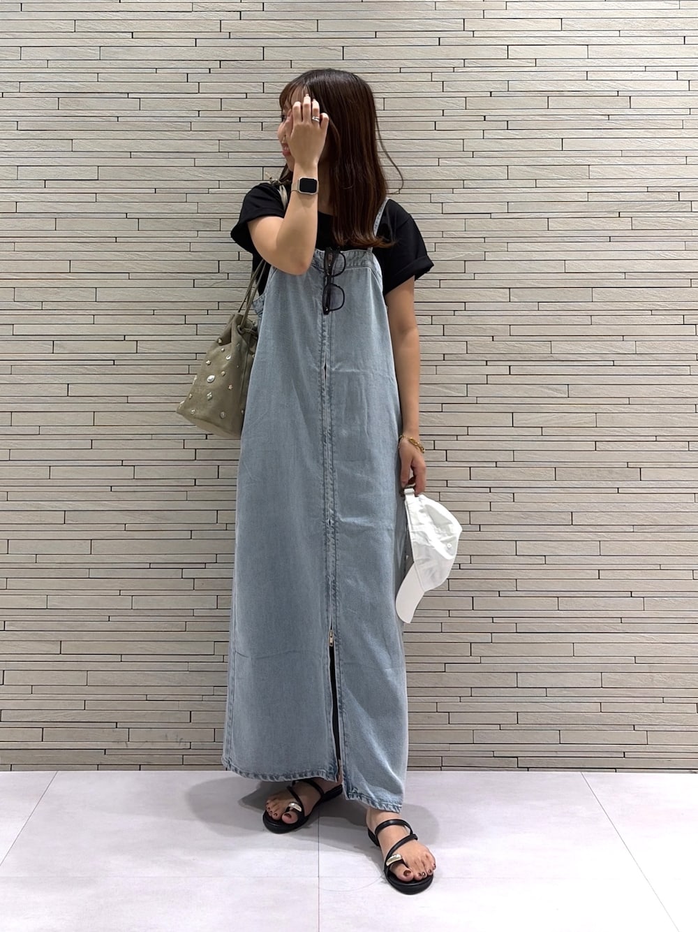 ブルー系のワンピース、グリーン系のショルダーバッグ、ブラック系のTシャツ/カットソーを着用したレディースの夏コーディネートの1枚目の写真