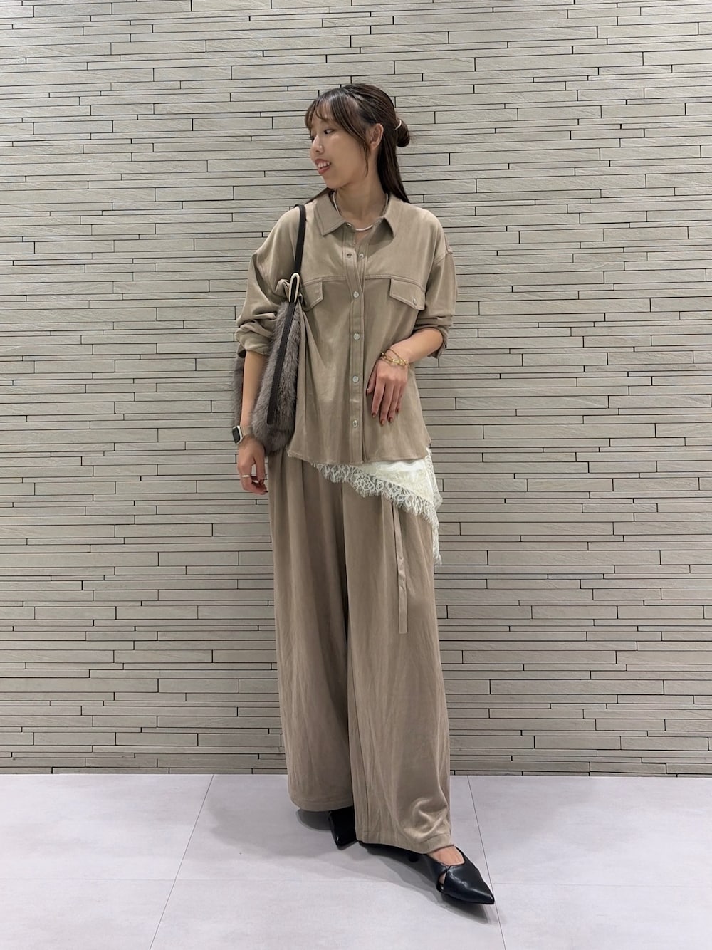 ベージュ系のシャツ/ブラウス、ベージュ系のその他パンツ、ホワイト系のシャツ/ブラウスを着用したレディースの秋コーディネートの1枚目の写真