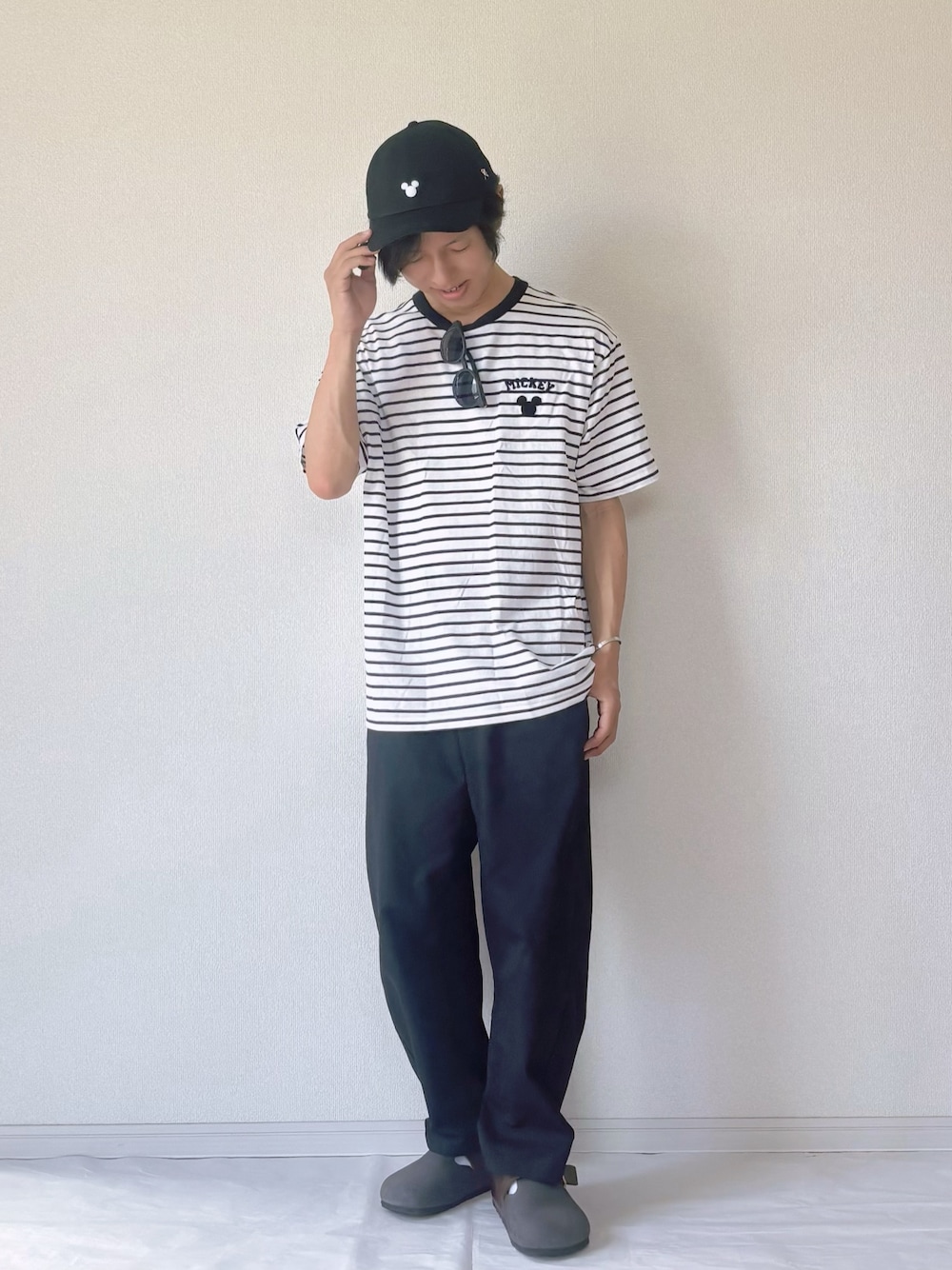 ブラック系のパンツ、ブラック系のTシャツ/カットソー、ブラック系のキャップを着用したメンズの夏コーディネートの1枚目の写真