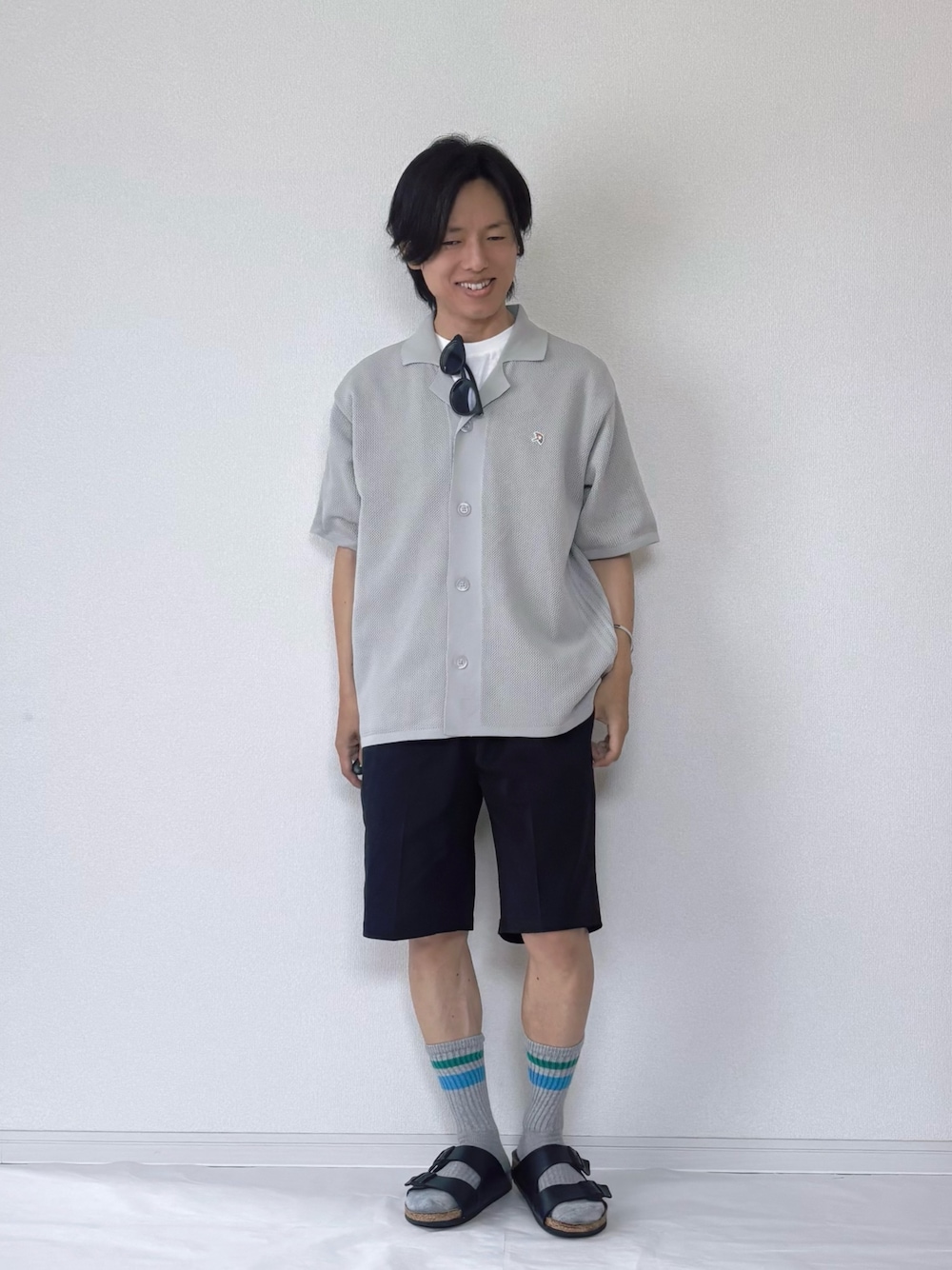 「サングラス、レイヤードスタイル、サンダル、シャツスタイル、白Tシャツ、シンプルコーデ、大人カジュアル、シンプルスタイル、夏服、ニットコーデ、アーノルドパーマー、Arnold Palmer」｜「Arnold Palmerのメッシュニット シャツ カーディガン + Tシャツ セット（アンサンブル、グレー系）」を使った、ヨッピーさん（メンズ・165cm）の春コーディネートの1枚目の写真