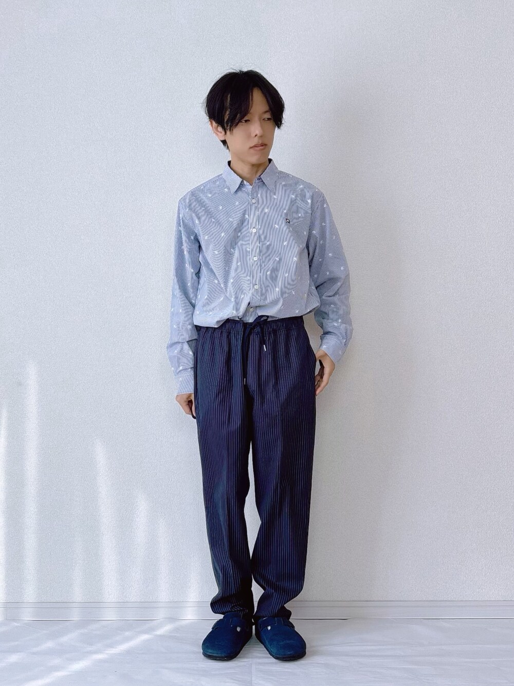 ブルー系のその他パンツ、ブルー系のシャツ/ブラウスを着用したメンズの冬コーディネートの1枚目の写真