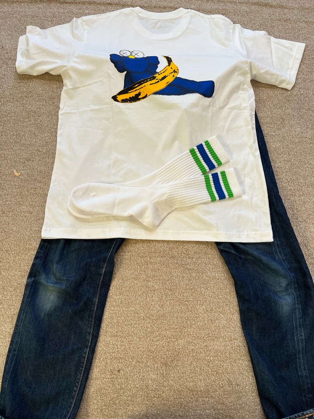 「お出かけコーデ、スニーカーコーデ、休日コーデ、NIKE、カウズ×ユニクロ、kaws、デニムパンツ」｜「UNIQLOのアイテム（Tシャツ/カットソー、ホワイト系）」を使った、zuhiiさん（メンズ・181cm）の夏コーディネートの1枚目の写真