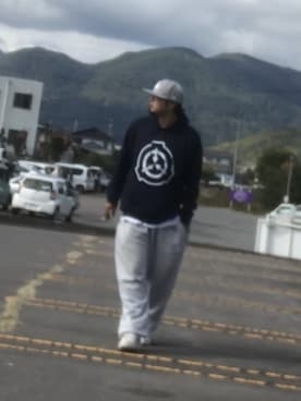 「アイテム（スウェットパンツ、シルバー系）」を使った、streetduckkingさん（メンズ・172cm）の春コーディネート