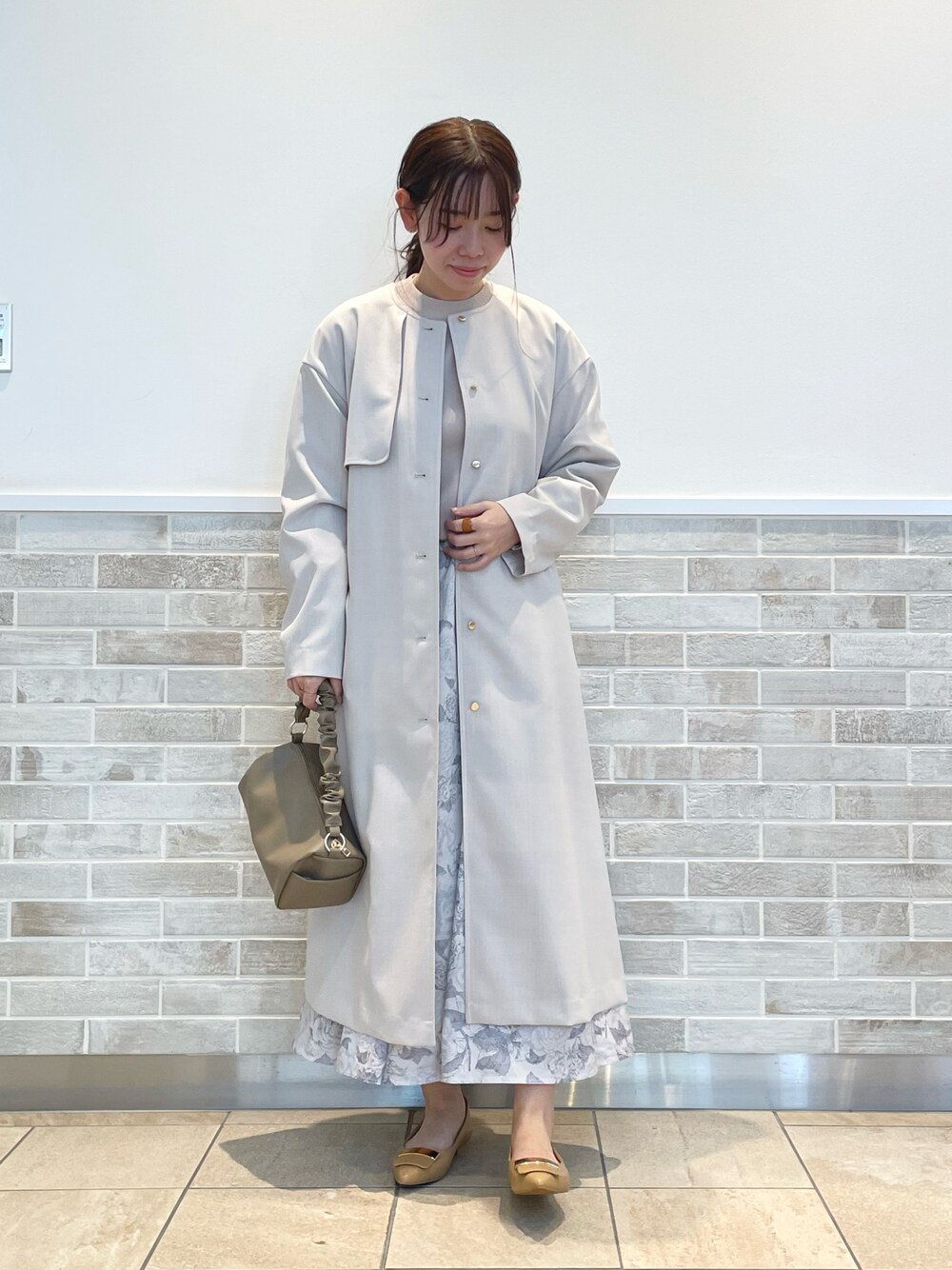「テチチ(Te chichi)、コート、ノーカラーコート、ニット、スカート、花柄、フレアスカート、トートバッグ、パンプス、淡色コーデ、ベージュ、グレー、春コーデ、お出かけコーデ、通勤コーデ」｜「Te chichiのギャザーワンハンドルバッグ（ハンドバッグ、ブラウン系）」を使った、m   aさん（レディース・162cm）の冬コーディネートの1枚目の写真