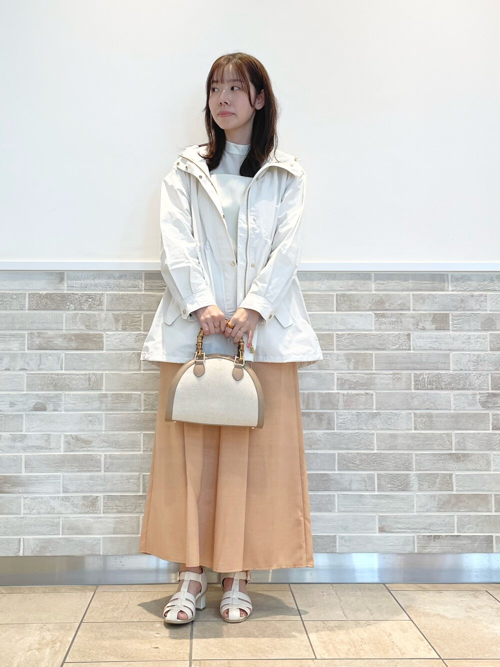 「テチチ(Te chichi)、マウンテンパーカー、ホワイト、ガウチョパンツ、オレンジ、ハンドバッグ、サンダル、グルカサンダル、春コーデ」｜「Te chichiのヒールアップグルカサンダル（サンダル、ホワイト系）」を使った、m   aさん（レディース・162cm）の春コーディネートの1枚目の写真