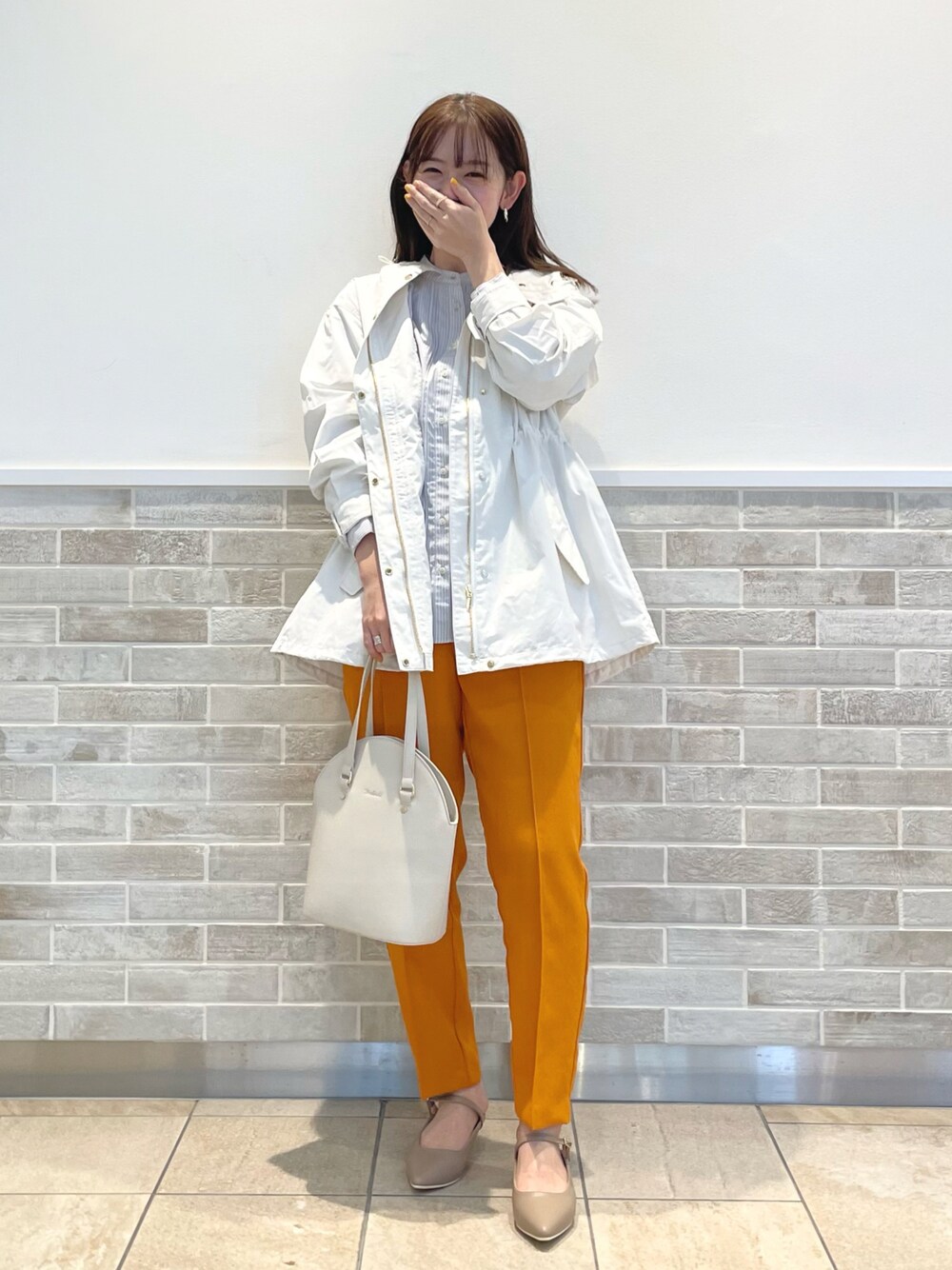 「テチチ(Te chichi)、マウンテンパーカー、ホワイト、パンツスタイル、テーパードパンツ、オレンジ、トートバッグ、ミュール、キレイめ、春コーデ、お出かけコーデ」｜「Te chichiの【貴島明日香コラボ】パイピングセンターシームパンツ（その他パンツ、オレンジ系）」を使った、m   aさん（レディース・162cm）の春コーディネートの1枚目の写真