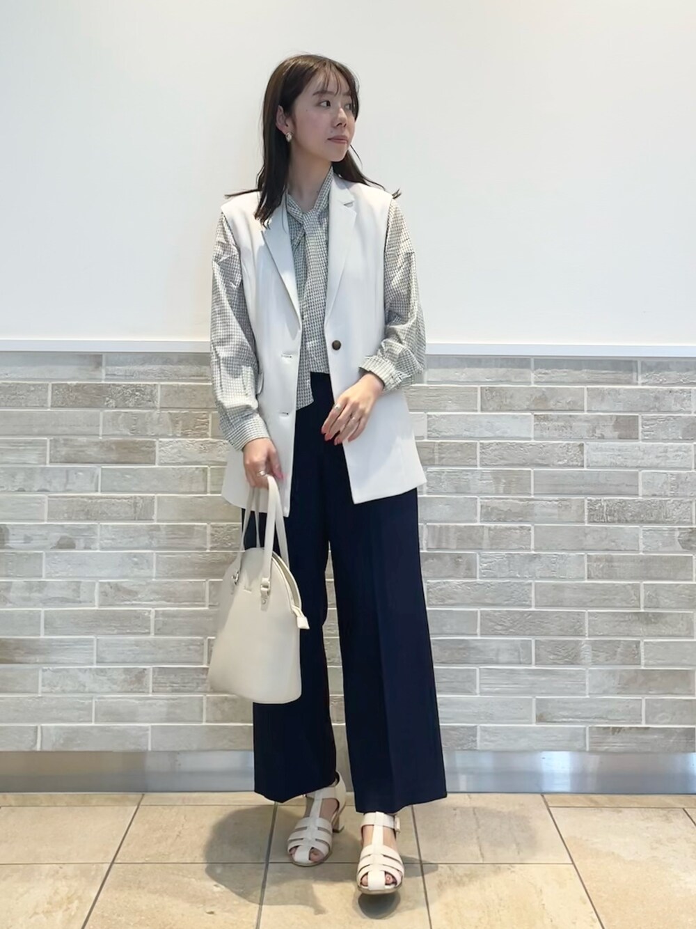 「テチチ(Te chichi)、オフィスカジュアル、通勤コーデ、ジレ、ブラウス、ボウタイブラウス、ワイドパンツ、ネイビー、ホワイト、トートバッグ、グルカサンダル、春コーデ」｜「Te chichiのヒールアップグルカサンダル（サンダル、ホワイト系）」を使った、m   aさん（レディース・162cm）の春コーディネートの1枚目の写真