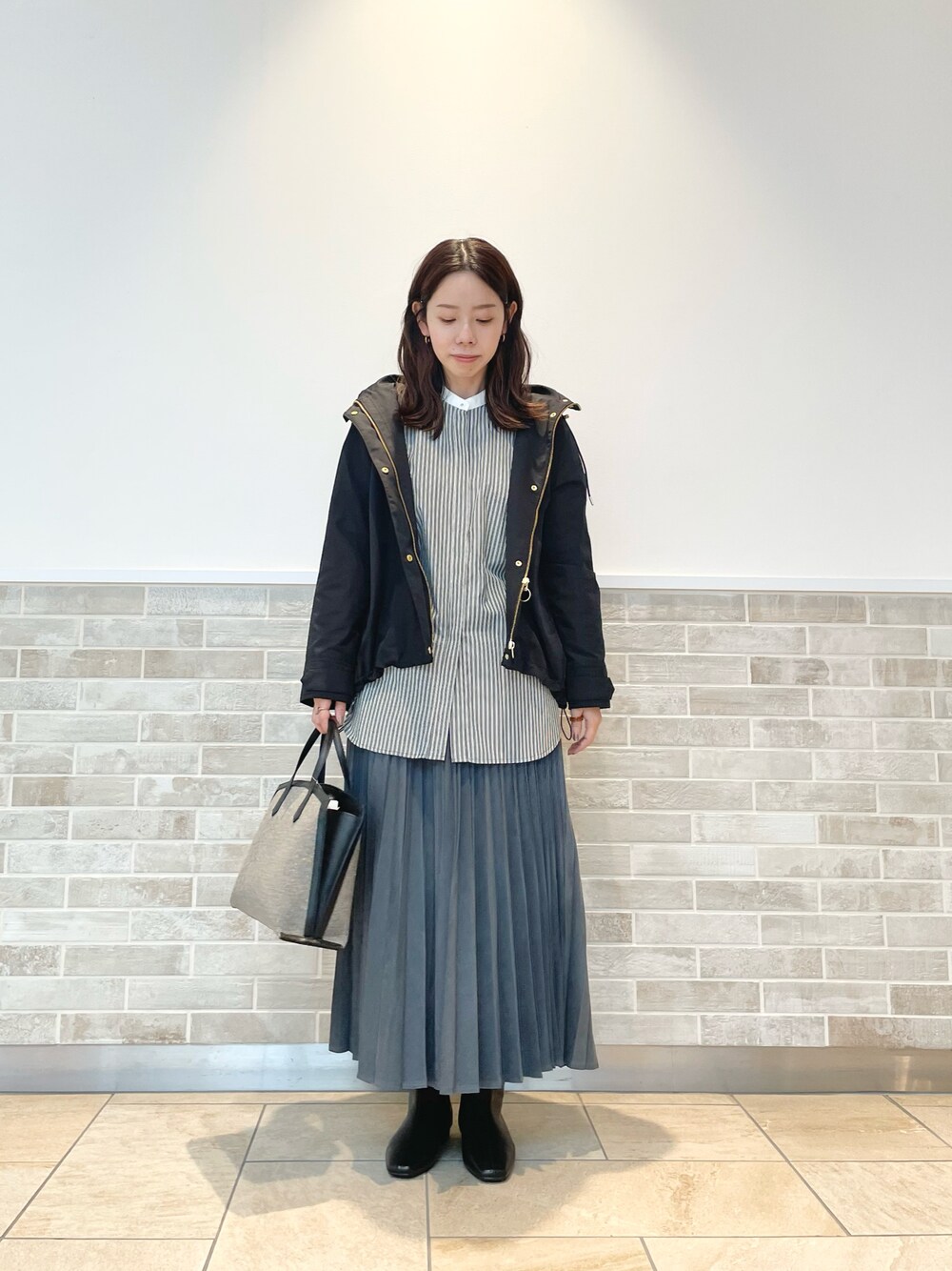 「テチチ(Te chichi)、シャツスタイル、スカート、プリーツスカート、マウンテンパーカー、ショートブーツ、トートバッグ、ストライプ、ブラック、グレー、お出かけコーデ、通勤コーデ、秋コーデ」｜「Te chichiのツイードトートバッグ（ハンドバッグ、グレー系）」を使った、m   aさん（レディース・162cm）の秋コーディネートの1枚目の写真