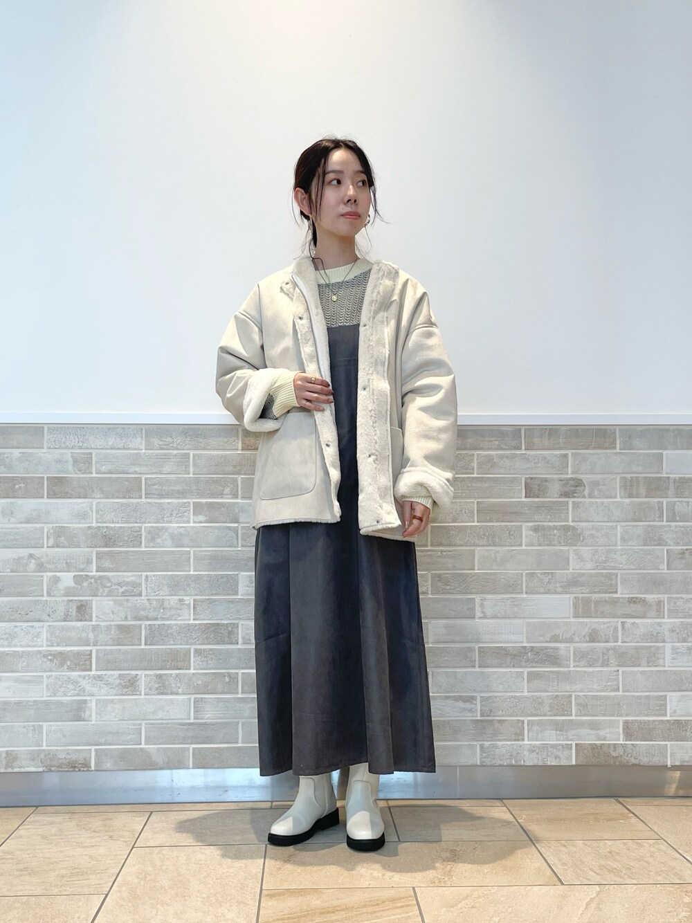 「lugnoncure、キャミワンピ、ニット、ムートンコート、コート、ブーツ、白、ベージュ、グレー、大人カジュアル、休日コーデ、秋冬コーデ」｜「Lugnoncureのフェイクムートンミドル丈コート（その他アウター、ホワイト系）」を使った、m   aさん（レディース・162cm）の秋コーディネートの1枚目の写真
