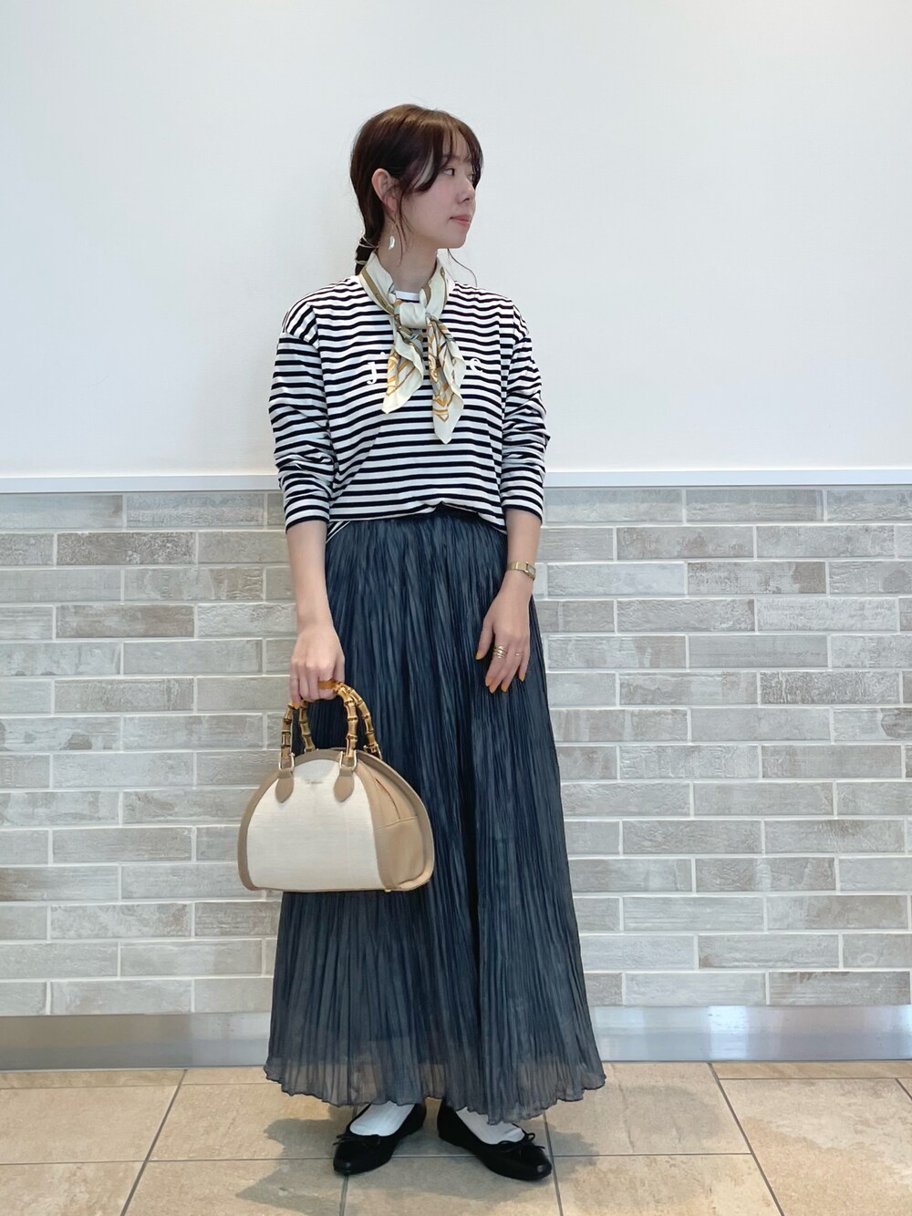 「テチチ(Te chichi)、ロゴT、ボーダー、スカート、プリーツスカート、ブラック、トートバッグ、バレエシューズ、ベージュ、お出かけコーデ、春コーデ、マリン、シンプルコーデ」｜「Te chichiのラウンドキャンバスバッグ（ハンドバッグ、ベージュ系）」を使った、m   aさん（レディース・162cm）の春コーディネートの1枚目の写真