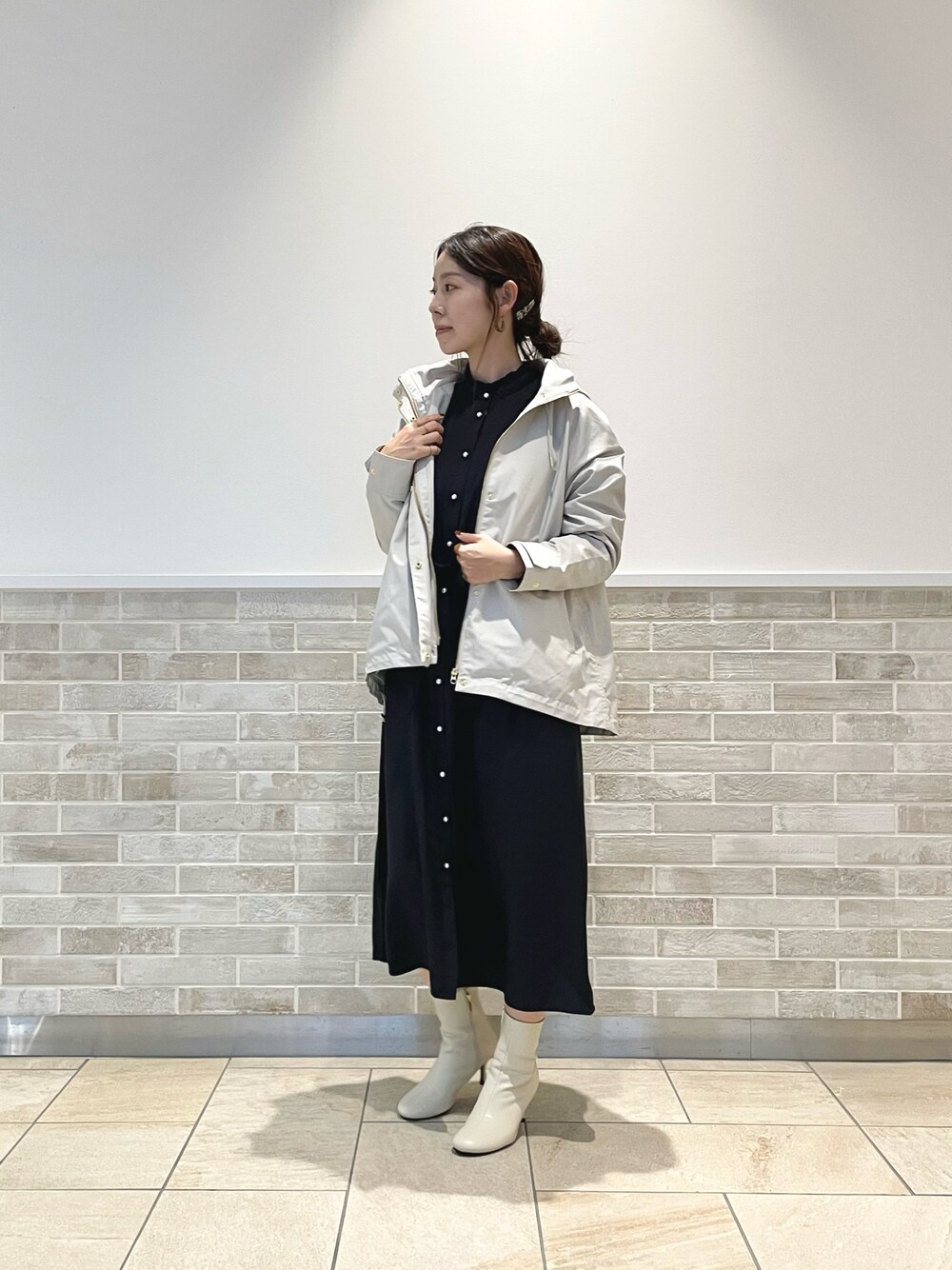 「テチチ(Te chichi)、ワンピース、マウンテンパーカー、ネイビー、グレー、ショートブーツ、フリル、パール、お出かけコーデ、秋コーデ」｜「Te chichiのパール釦スタンドフリルワンピース（ワンピース、ブルー系）」を使った、m   aさん（レディース・162cm）の秋コーディネートの1枚目の写真