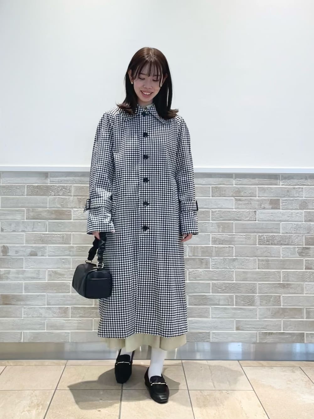 「テチチ(Te chichi)、ステンカラーコート、ギンガムチェック、コート、シャツワンピ、イエロー、トートバッグ、春コーデ」｜「Te chichiのギャザーワンハンドルバッグ（ハンドバッグ、ブラック系）」を使った、m   aさん（レディース・162cm）の冬コーディネートの1枚目の写真