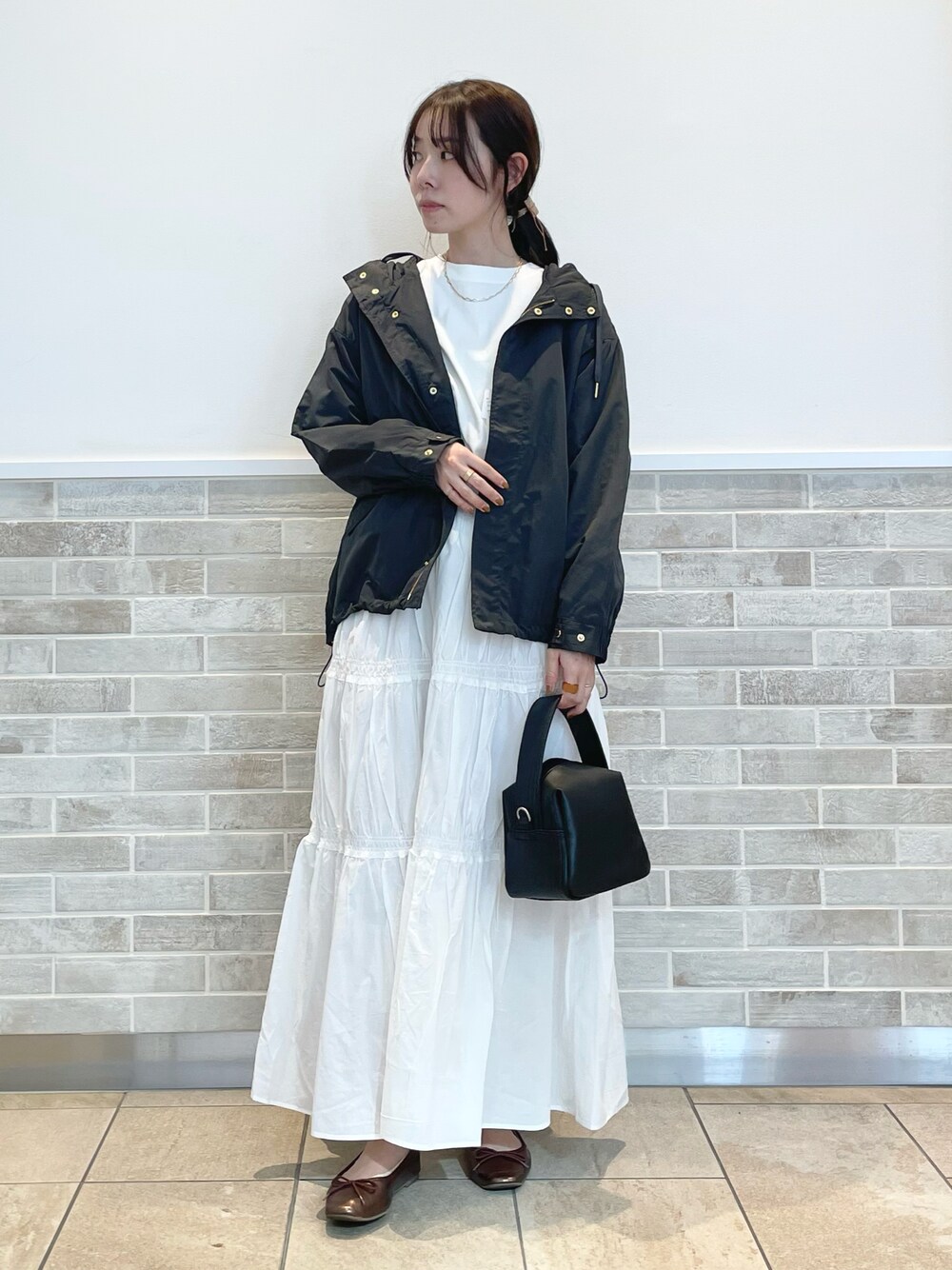 「lugnoncure、マウンテンパーカー、モノトーン、ティアードスカート、ホワイト、Tシャツ、トートバッグ、ブラック、おでかけコーデ、シンプルコーデ、春コーデ」｜「Lugnoncureの撥水加工マウンテンパーカー（マウンテンパーカー、グレー系）」を使った、m   aさん（レディース・162cm）の春コーディネートの1枚目の写真
