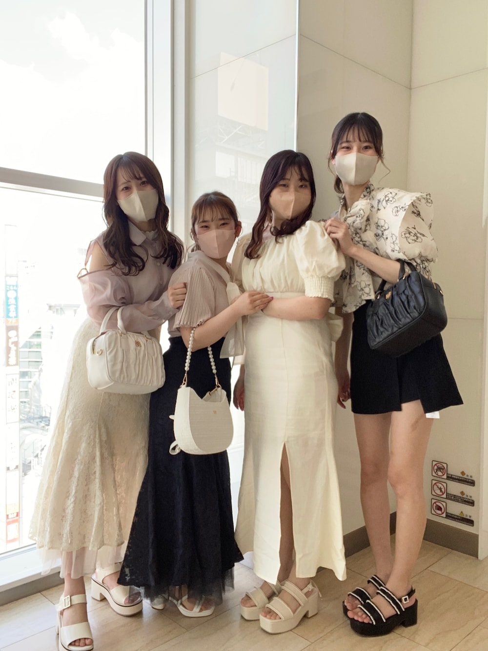 ホワイト系のワンピース、ピンク系のニット/セーター、ホワイト系のシャツ/ブラウスを着用したレディースの春コーディネートの1枚目の写真