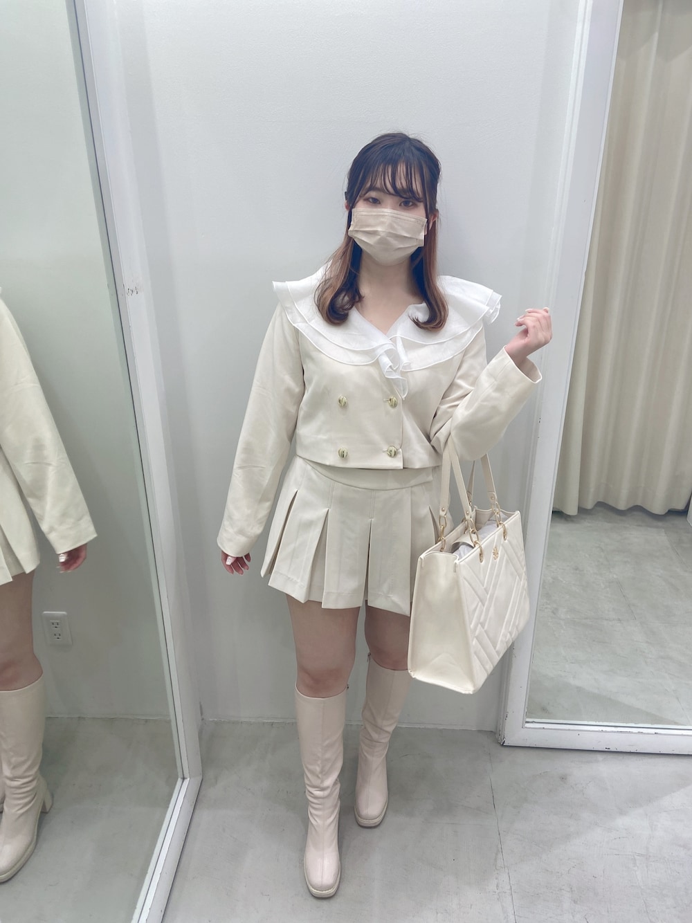 ホワイト系のノーカラージャケット、ホワイト系のその他パンツを着用したレディースの冬コーディネートの1枚目の写真