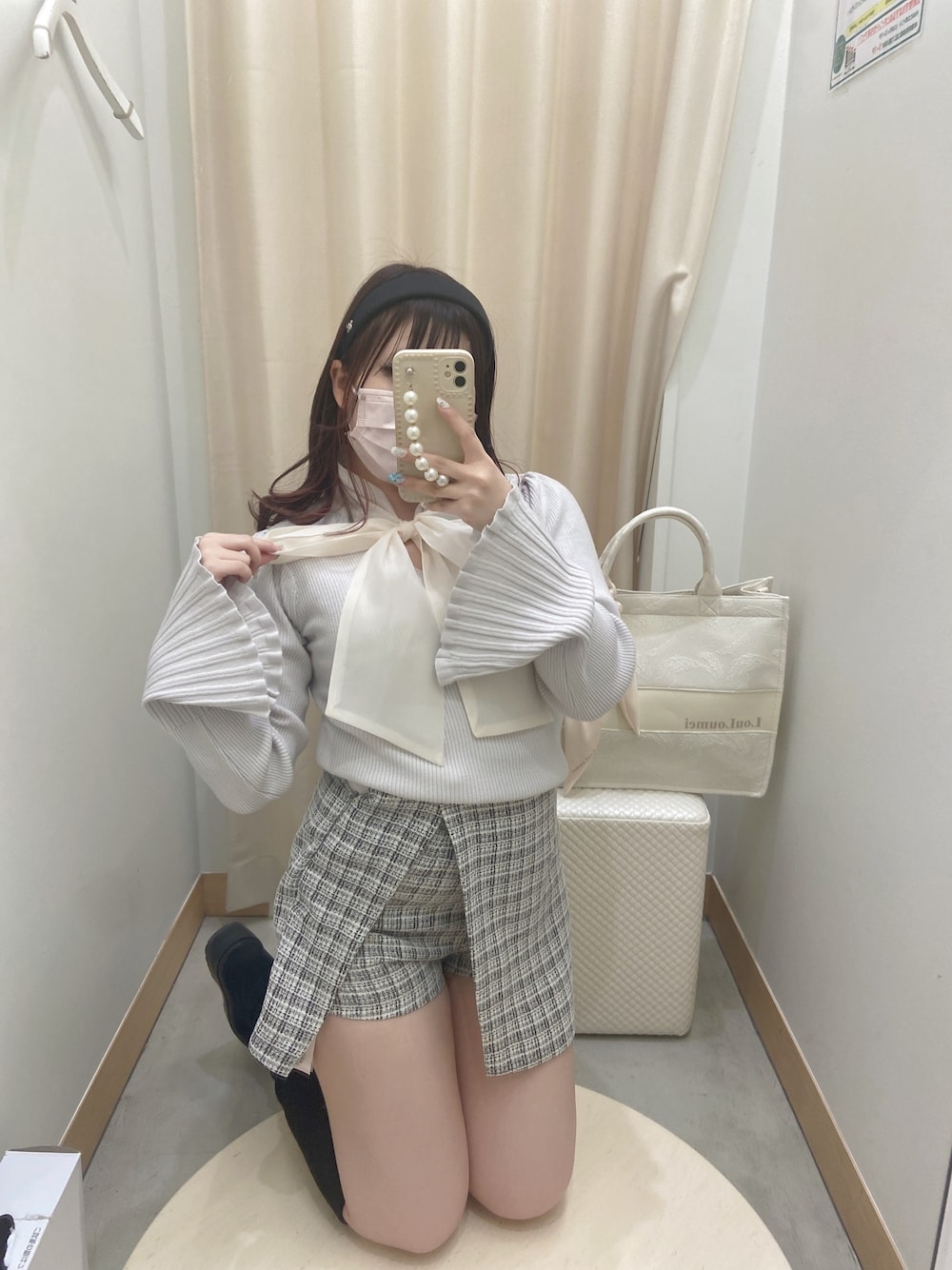 グレー系のニット/セーター、ホワイト系のその他パンツ、ブラック系のブーツを着用したレディースの冬コーディネートの1枚目の写真