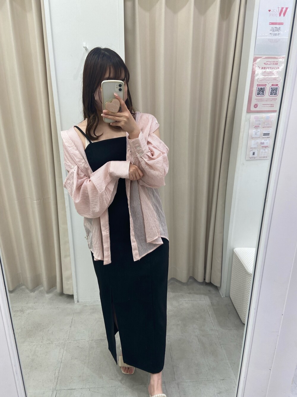 ブラック系のワンピース、ピンク系のシャツ/ブラウス、その他のサンダルを着用したレディースの夏コーディネートの2枚目の写真