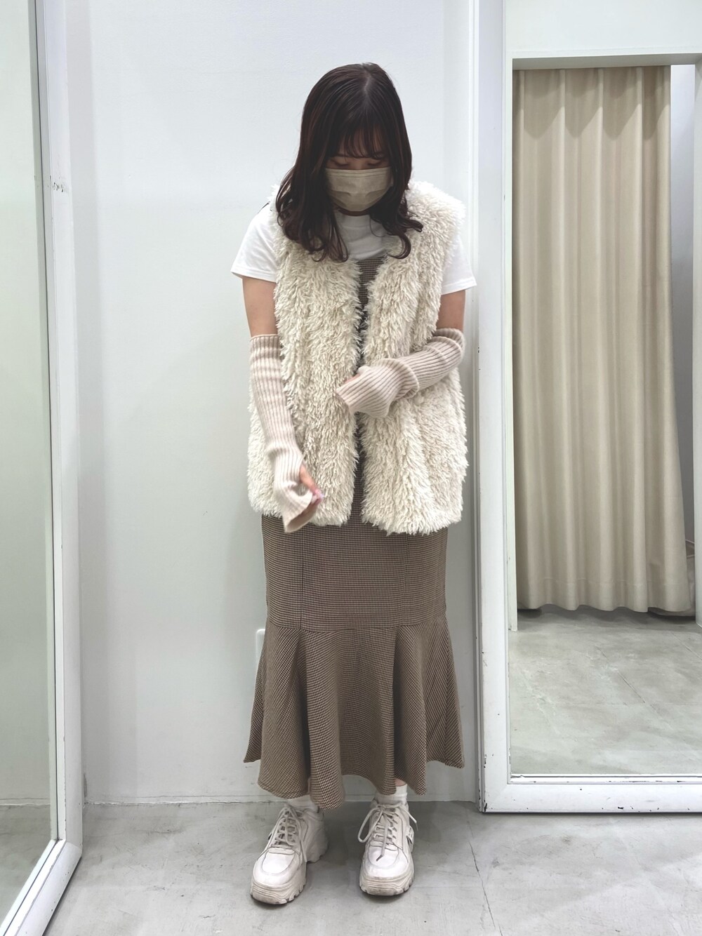 ホワイト系のTシャツ/カットソー、ホワイト系のベスト、ベージュ系のニット/セーターを着用したレディースの夏コーディネートの1枚目の写真