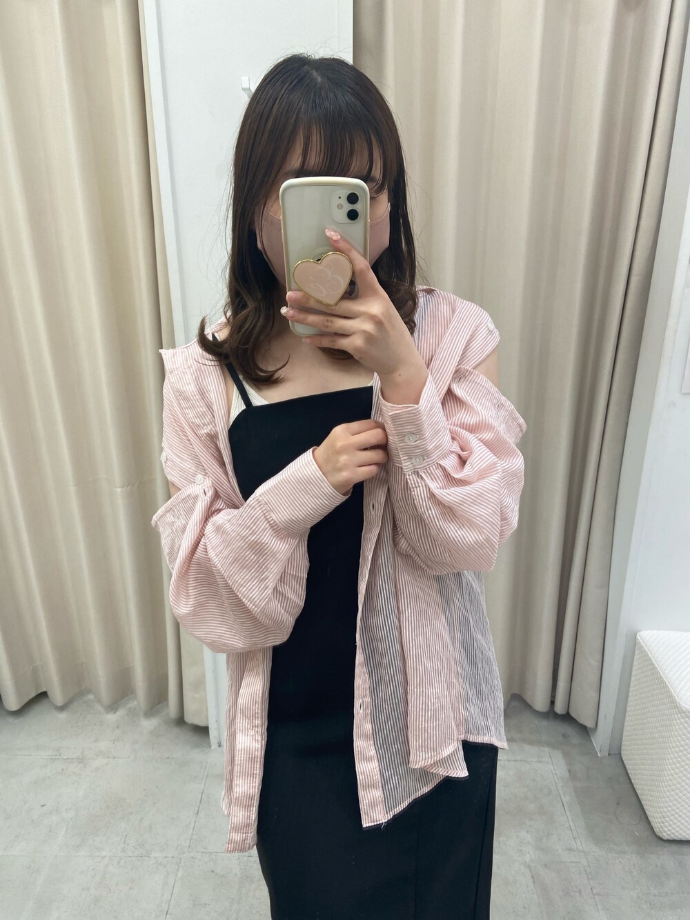 ブラック系のワンピース、ピンク系のシャツ/ブラウス、その他のサンダルを着用したレディースの夏コーディネートの3枚目の写真