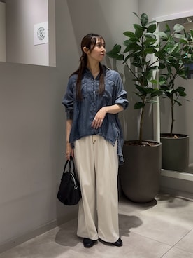 「Jena espace merveilleux（ジェナ　エスパスメルヴェイユ）のテンセルバックシャーリングデニムシャツ（シャツ/ブラウス、ブルー系）」を使った、rinaさん（レディース・159cm）の秋コーディネート