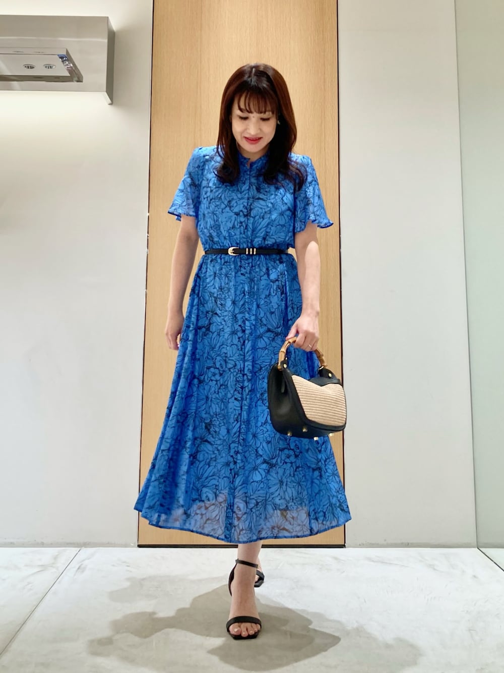 「アナイ(ANAYI)、夏コーデ、大人かわいい、夏、ワンピース、ブルー、バッグ、ベルト、フラワープリント、オトナ女子、オトナカジュアル、低身長、おでかけコーデ、デートコーデ、フェミニン」｜「ANAYIのリーフモチーフイヤリング（イヤリング、ゴールド系）」を使った、Hasebe.tさん（レディース・154cm）の夏コーディネートの1枚目の写真