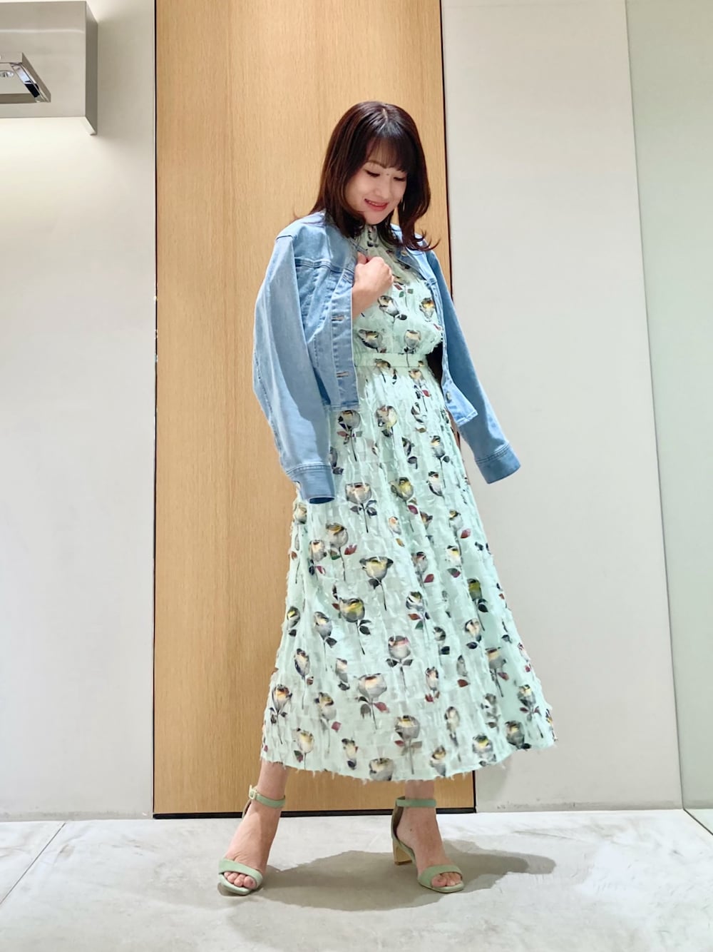 「アナイ(ANAYI)、ジャケット、春コーデ、オトナカジュアル、大人かわいい、大人ファッション、春服コーデ、おでかけコーデ、低身長女子、春色、きれいめコーディネート、ワンピーススタイル、ワンピース、デニム」｜「ANAYIのストレッチデニムノーカラー ジャケット（ノーカラージャケット、ブルー系）」を使った、Hasebe.tさん（レディース・154cm）の春コーディネートの1枚目の写真