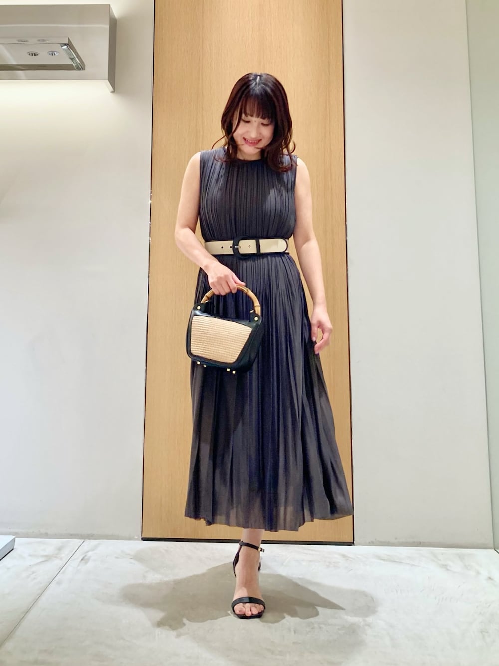 「アナイ(ANAYI)、シンプルコーデ、ワンピース、きれいめカジュアル、休日スタイル、お出かけコーデ、低身長コーデ、夏コーデ、ラクチンコーデ、カジュアルスタイル、キレイめカジュアル、大人かわいい、チャコールグレー、プリーツ、オトナカジュアル」｜「ANAYIのソフトジャージプリーツ ワンピース（ワンピース、グレー系）」を使った、Hasebe.tさん（レディース・154cm）の春コーディネートの1枚目の写真