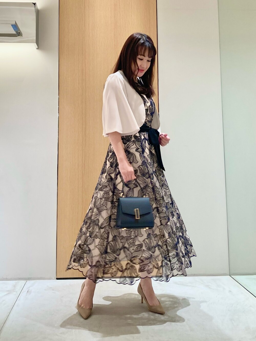 「アナイ(ANAYI)、オケージョン、結婚式、パーティースタイル、ドレス、ワンピース、ボレロ、レース、低身長、大人かわいい、オトナ女子、バッグ、ベージュ、ブラック、イヤリング」｜「ANAYIのパールフープイヤリング（イヤリング、ホワイト系）」を使った、Hasebe.tさん（レディース・154cm）の春コーディネートの1枚目の写真
