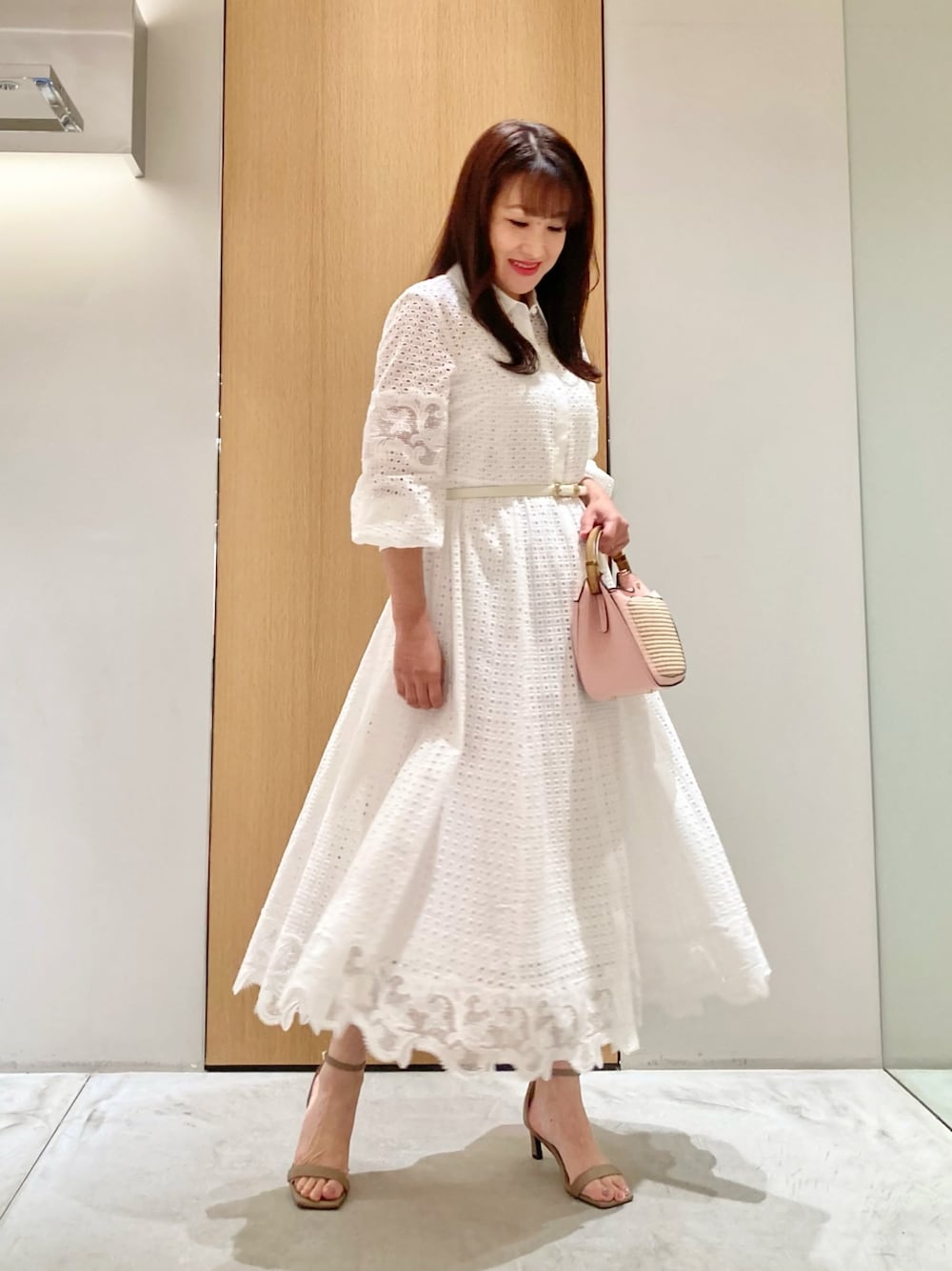 「アナイ(ANAYI)、春色、お出かけコーデ、オトナ女子、低身長女子、オトナカワイイ、ワンピーススタイル、ワンピース、レース、ホワイト、ベルト、フェミニン、バッグ、大人可愛い、休日スタイル」｜「ANAYIのリーフモチーフイヤリング（イヤリング、ゴールド系）」を使った、Hasebe.tさん（レディース・154cm）の春コーディネートの1枚目の写真