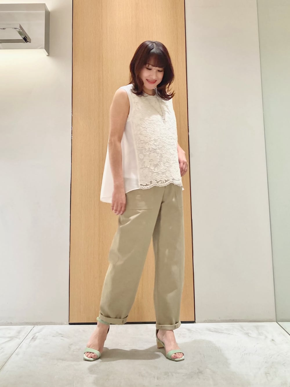 「アナイ(ANAYI)、きれいめカジュアル、休日スタイル、シアートップス、お出かけコーデ、低身長コーデ、夏コーデ、カジュアルスタイル、キレイめカジュアル、低身長女子、大人かわいい、キレイめ、パンツ、レース、オトナカジュアル」｜「ANAYIのケミカルレースフレアブラウス（シャツ/ブラウス、ホワイト系）」を使った、Hasebe.tさん（レディース・154cm）の春コーディネートの1枚目の写真