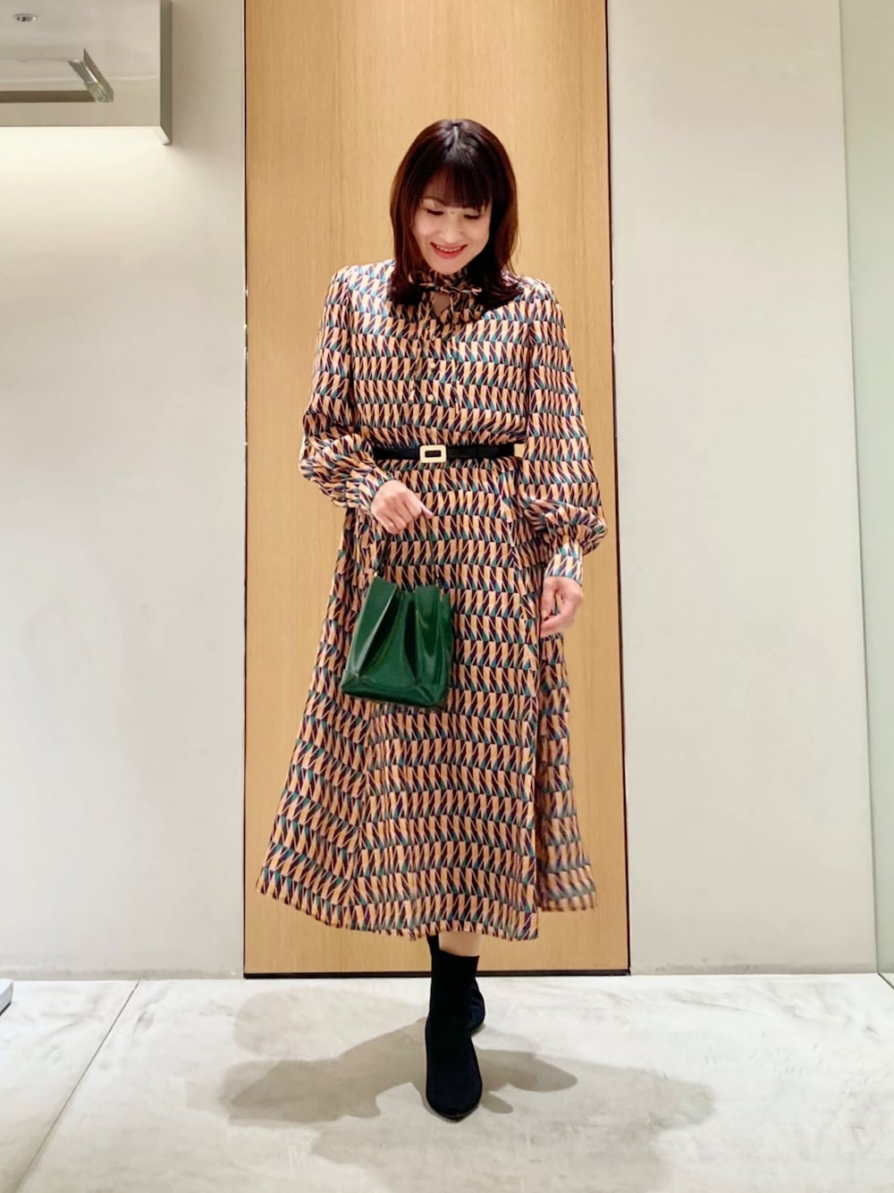 「アナイ(ANAYI)、大人コーデ、大人可愛い、きれいめコーディネート、女子会コーデ、低身長コーデ、ワンピース、プリント、オトナ女子、オトナカワイイ、バッグ、ベルト、お出かけコーデ、クラシカル、グリーン」｜「ANAYIのカラーグラフィックフリルワンピース（ワンピース、ブラウン系）」を使った、Hasebe.tさん（レディース・154cm）の冬コーディネートの1枚目の写真