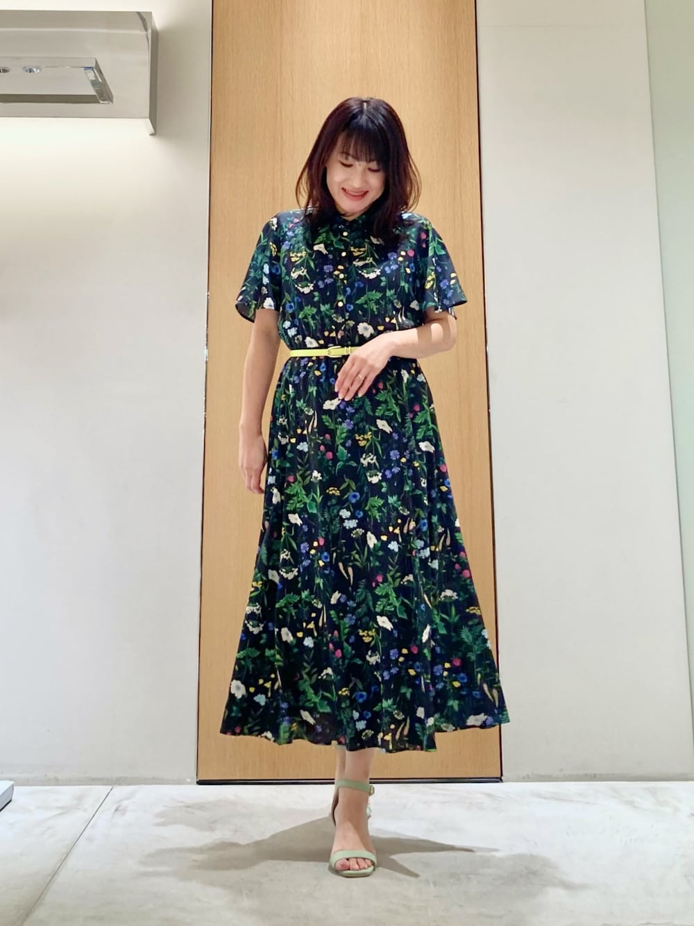 「アナイ(ANAYI)、春、おでかけコーデ、キレイめカジュアル、オトナカジュアル、ネイビー、ベルト、ワンピース、ワンピーススタイル、オトナ女子、オトナカワイイ」｜「ANAYIのボタニカルプリントフレアスリーブ ワンピース（ワンピース、ブルー系）」を使った、Hasebe.tさん（レディース・154cm）の春コーディネートの1枚目の写真