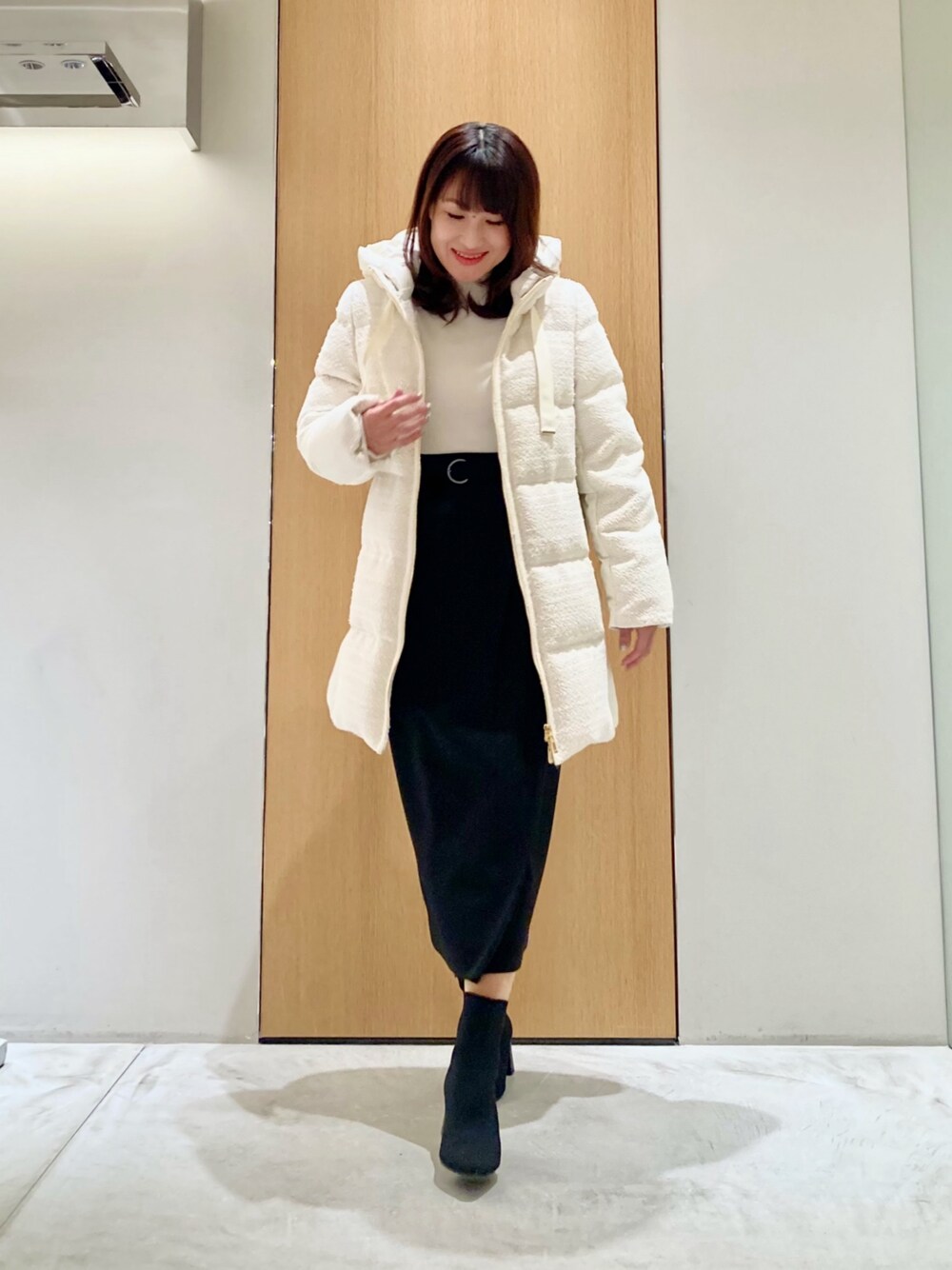「アナイ(ANAYI)、冬アウター、大人コーデ、オトナカジュアル、大人可愛い、モノトーン、あったかコーデ、ニット/セーター、きれいめコーディネート、低身長コーデ、スカート、ダウンジャケット、オトナ女子、オトナカワイイ、おとなコーデ」｜「ANAYIのスプリングメリノハイネックプルオーバー（ニット/セーター、ホワイト系）」を使った、Hasebe.tさん（レディース・154cm）の冬コーディネートの1枚目の写真