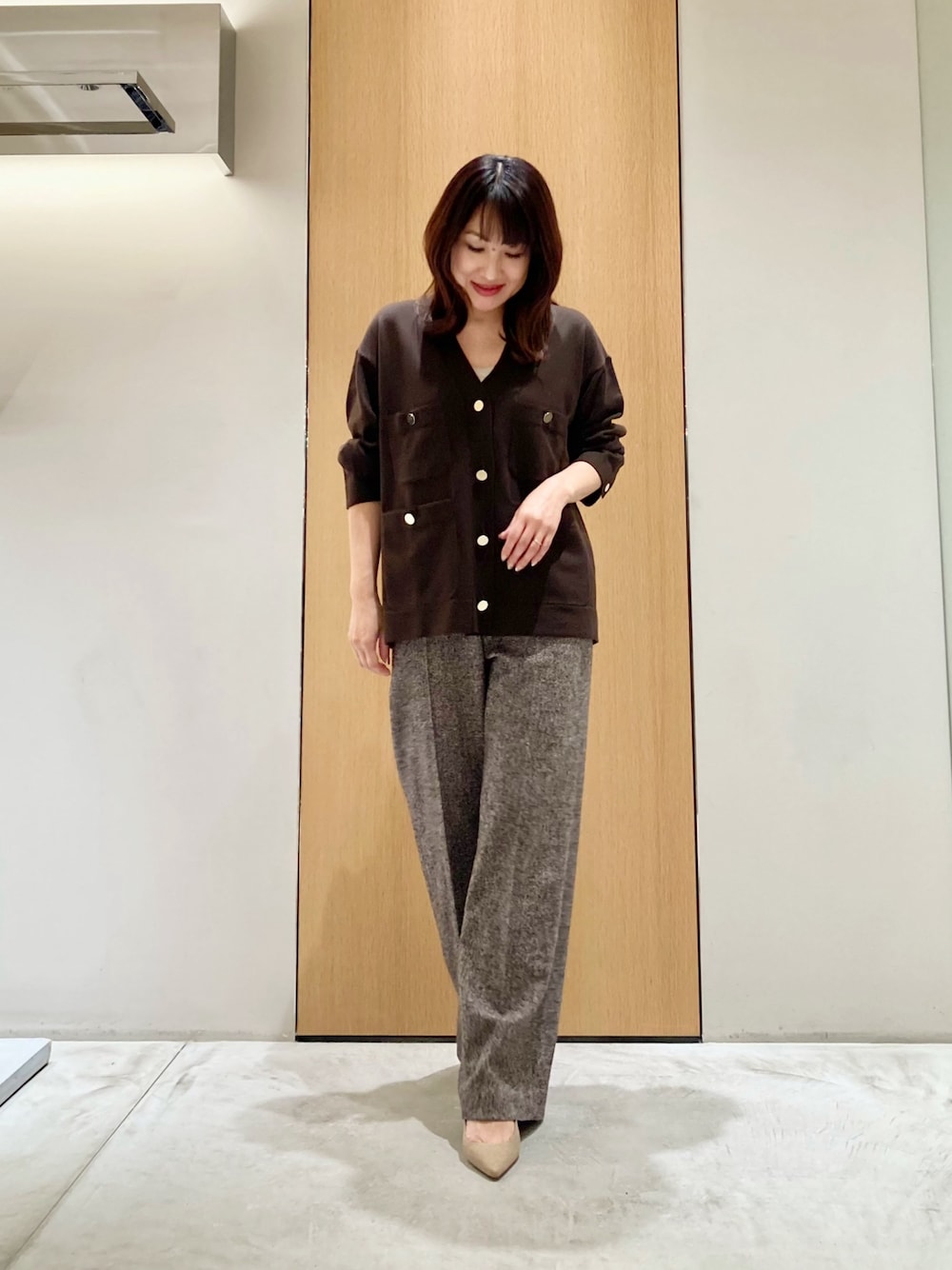 ブラウン系のニット/セーター、ベージュ系のキャミソール、ブラウン系のその他パンツを着用したレディースの秋コーディネートの1枚目の写真