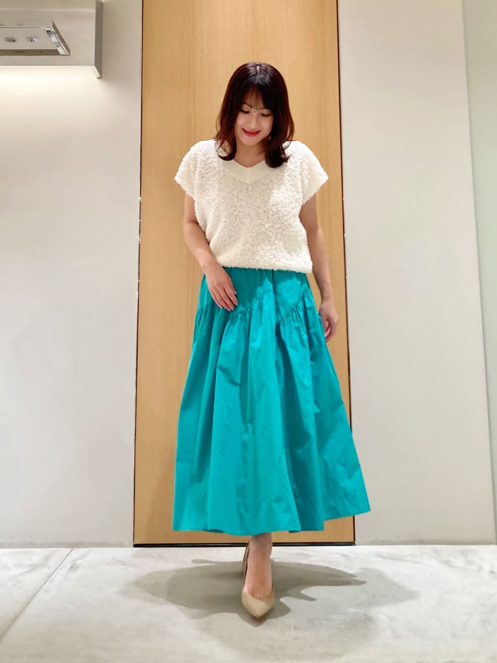 「アナイ(ANAYI)、春コーデ、シアートップス、シンプルスタイル、ゆるコーデ、楽チンコーデ、大人女子、春先取り、ニット、スカート、ホワイト、グリーン、ティアードスカート、低身長、オトナカジュアル」｜「ANAYIのGIMAフェザーVプルオーバー（ニット/セーター、ホワイト系）」を使った、Hasebe.tさん（レディース・154cm）の春コーディネートの1枚目の写真