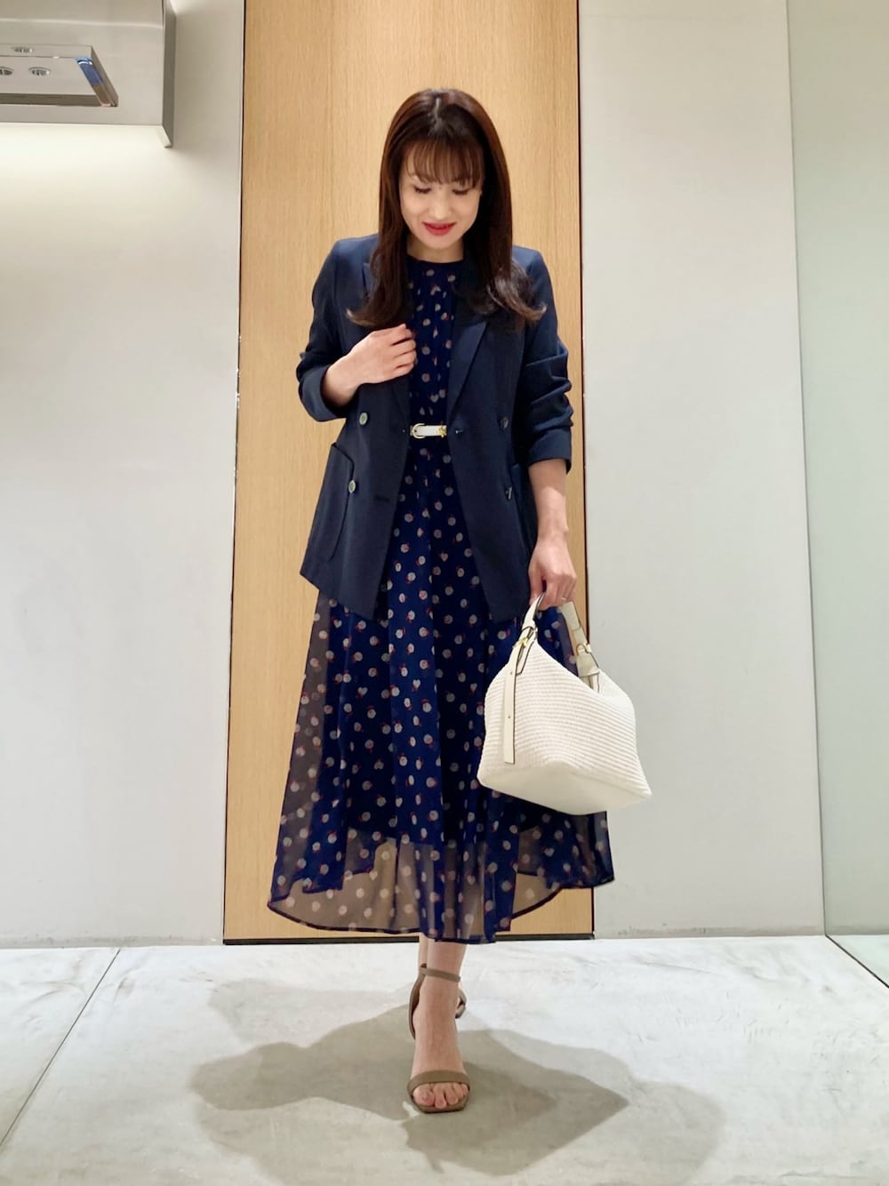 「アナイ(ANAYI)、お出かけコーデ、きれいめカジュアル、春夏コーデ、春服、大人女子、低身長コーデ、マリンコーデ、ジャケット、ワンピース、ネイビー、大人可愛い、大人カジュアル、フェミニン、バッグ」｜「ANAYIのリーフモチーフイヤリング（イヤリング、ゴールド系）」を使った、Hasebe.tさん（レディース・154cm）の春コーディネートの1枚目の写真