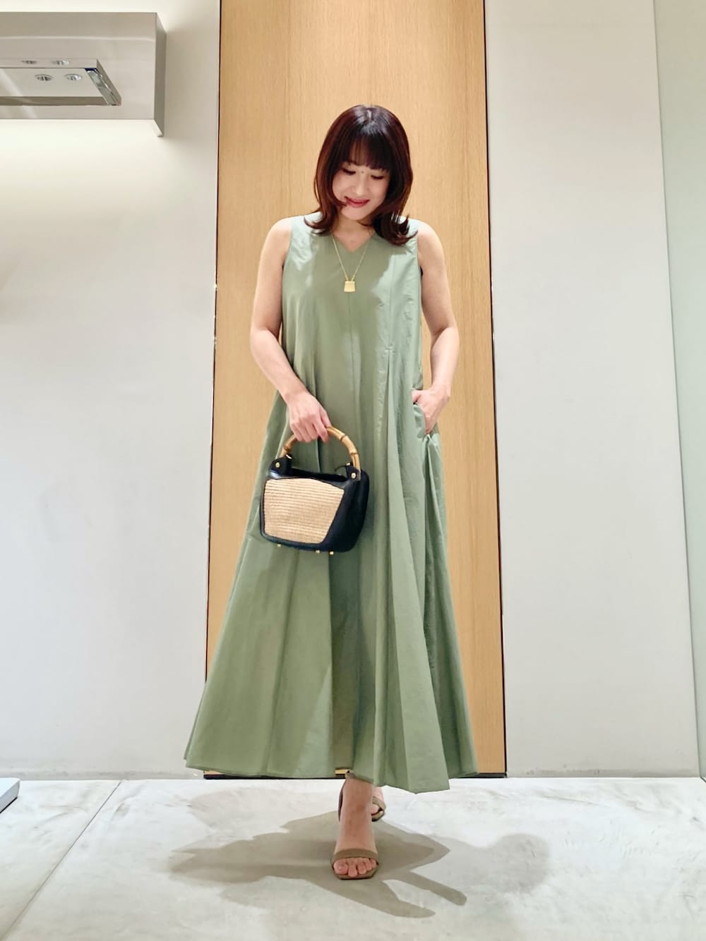 「アナイ(ANAYI)、大人カジュアル、ワンピース、きれいめカジュアル、休日スタイル、お出かけコーデ、低身長コーデ、大人カジュアルコーデ、休日、おでかけコーデ、大人可愛い、カーキ、リラックススタイル、リゾートスタイル、夏コーデ」｜「ANAYIのスクエアワントップネックレス（ネックレス、ベージュ系）」を使った、Hasebe.tさん（レディース・154cm）の春コーディネートの1枚目の写真