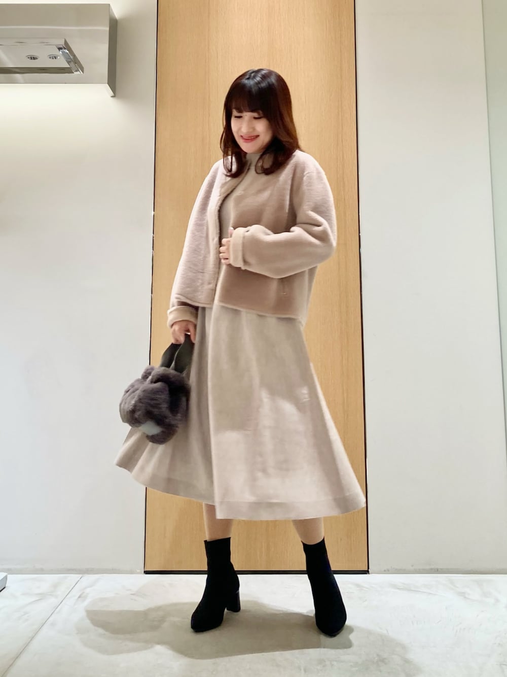「アナイ(ANAYI)、冬アウター、淡色コーデ、大人コーデ、オトナカジュアル、大人可愛い、きれいめコーディネート、低身長コーデ、ワンピース、ムートン、ベージュ、おでかけコーデ、コート、オトナ女子、オトナカワイイ」｜「ANAYIのウールフェイクムートンクルーコート（テーラードジャケット、ホワイト系）」を使った、Hasebe.tさん（レディース・154cm）の冬コーディネートの1枚目の写真