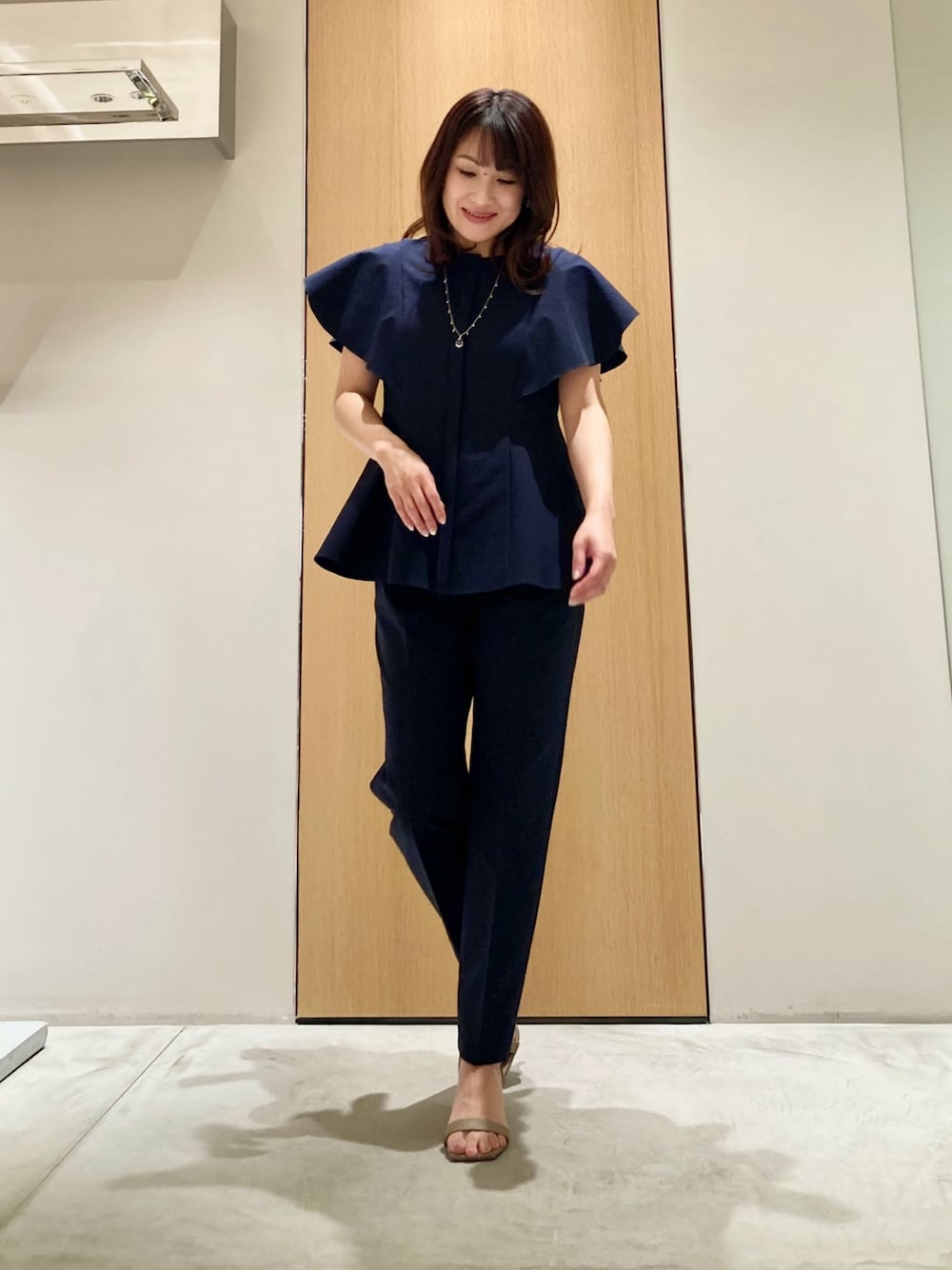 「アナイ(ANAYI)、大人カジュアル、休日スタイル、デートコーデ、お出かけコーデ、セットアップ、春夏コーデ、シンプルコーデ、春ファッション、カジュアルスタイル、オトナカワイイ、大人可愛い、大人女子、おでかけコーデ、ブラウス」｜「ANAYIのクリスタルドロップイヤリング（イヤリング、シルバー系）」を使った、Hasebe.tさん（レディース・154cm）の春コーディネートの1枚目の写真